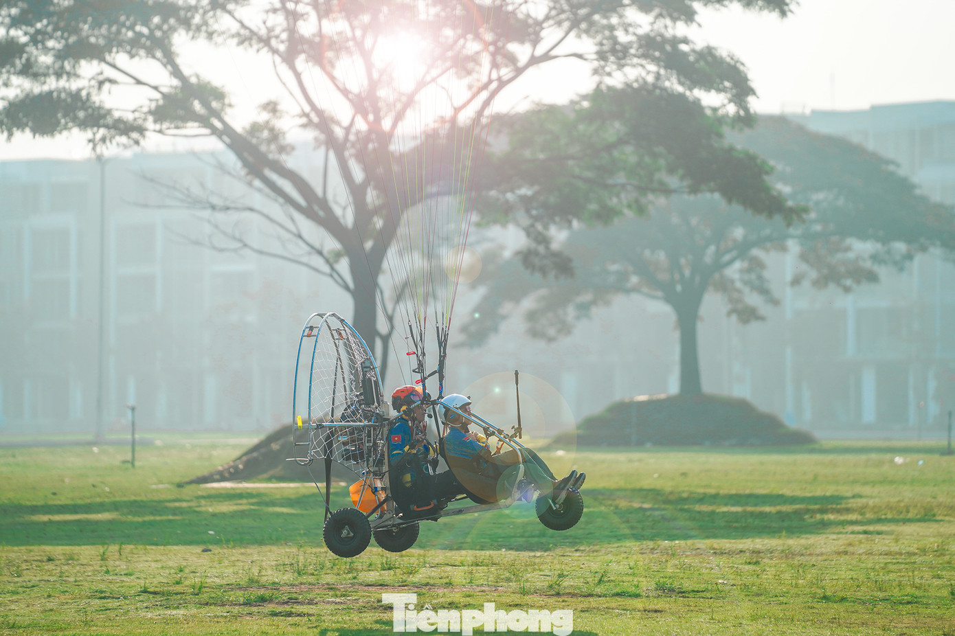 Buổi sáng sớm, khi sương còn chưa tan, không khí TPHCM còn dịu mát thì những lượt cất, hạ cánh dù lượn luôn mang lại cảm giác sảng khoái cho du khách.