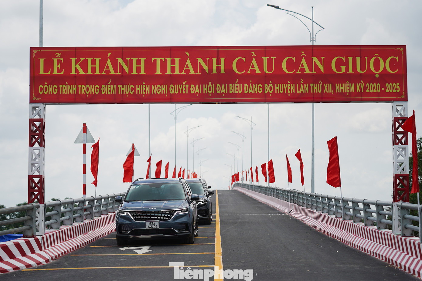 Cầu bắc qua sông Cần Giuộc giúp kết nối và phá thế độc đạo giao thông bằng đường bộ giữa khu vực vùng thượng và vùng hạ của huyện Cần Giuộc Cầu bắc qua sông Cần Giuộc giúp kết nối và phá thế độc đạo giao thông bằng đường bộ giữa khu vực vùng thượng và vùng hạ của huyện Cần Giuộc