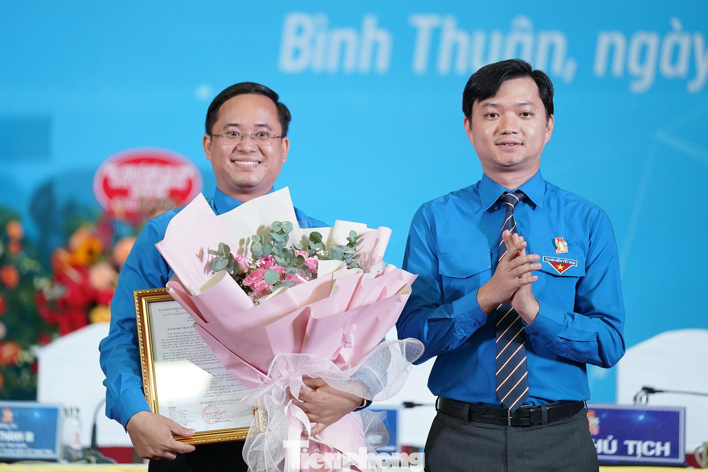 Anh Nguyễn Minh Triết - Bí thư Ban Chấp hành Trung ương Đoàn, Chủ tịch Trung ương Hội Sinh viên Việt Nam trao Quyết định của Ban Bí thư Trung ương Đoàn điều động anh Nguyễn Quốc Huy, Bí thư Tỉnh Đoàn Bình Thuận khóa XII trở lại công tác tại Văn phòng Trung ương Đoàn từ ngày 11/8, và tặng hoa cho anh Nguyễn Quốc Huy. Anh Nguyễn Minh Triết - Bí thư Ban Chấp hành Trung ương Đoàn, Chủ tịch Trung ương Hội Sinh viên Việt Nam trao Quyết định của Ban Bí thư Trung ương Đoàn điều động anh Nguyễn Quốc Huy, Bí thư Tỉnh Đoàn Bình Thuận khóa XII trở lại công tác tại Văn phòng Trung ương Đoàn từ ngày 11/8, và tặng hoa cho anh Nguyễn Quốc Huy.