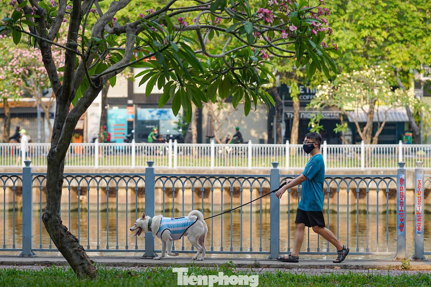 "Nhiều người còn dẫn theo thú cưng đi dạo và cũng để cho nó đi vệ sinh. Ra đây tập thể dục không cẩn thận dễ giẫm phải phân của chúng lắm", chị Lê Thị Khánh Phương, ngụ quận 3 bức xúc. "Nhiều người còn dẫn theo thú cưng đi dạo và cũng để cho nó đi vệ sinh. Ra đây tập thể dục không cẩn thận dễ giẫm phải phân của chúng lắm", chị Lê Thị Khánh Phương, ngụ quận 3 bức xúc.