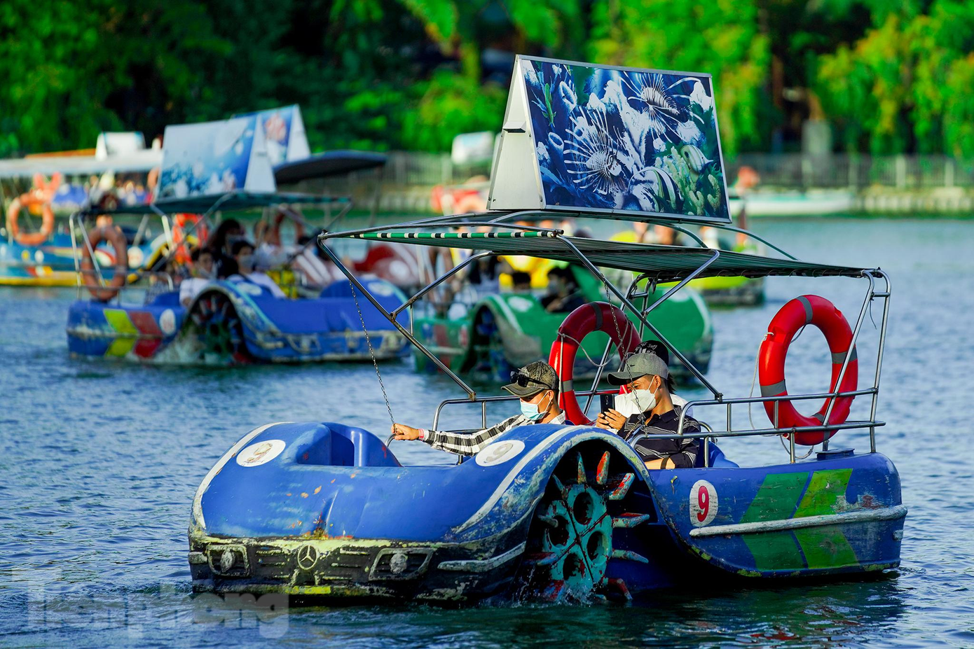 "Đạp vịt mà đeo khẩu trang thì hiểu rồi đó, khó thở lắm, nhưng vui", nhóm du khách đi trên thuyền số 9 này chia sẻ.