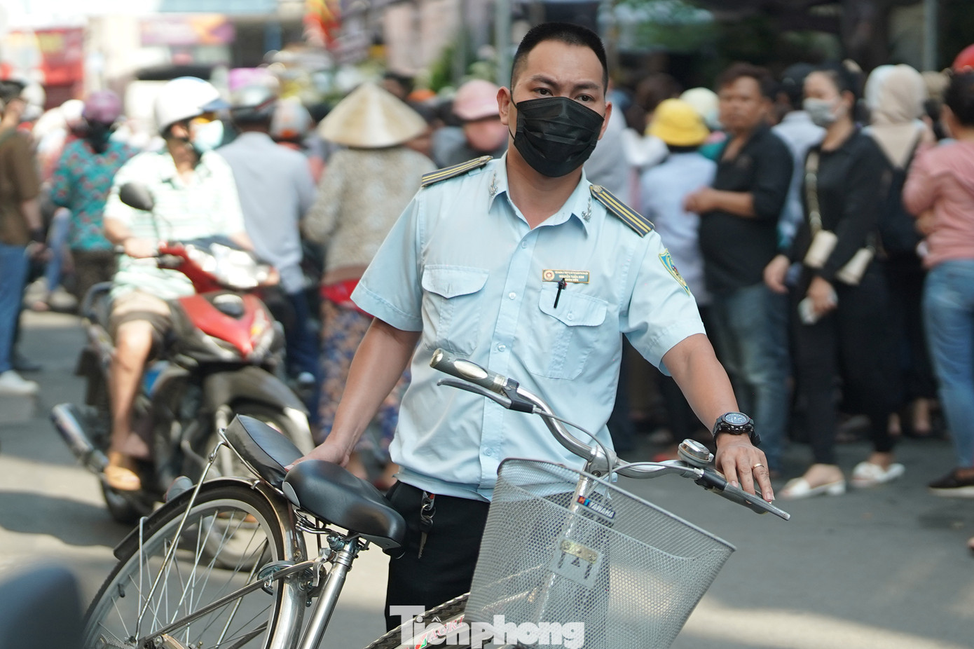 Một số phương tiện xe đạp khóa bánh khiến cán bộ TTĐT phường 1 khá vất vả đưa về phường.