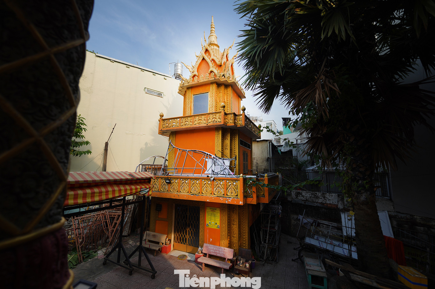 Khu vực tháp nhà vong, hình tượng rắn Naga phủ kín. Khu vực tháp nhà vong, hình tượng rắn Naga phủ kín.