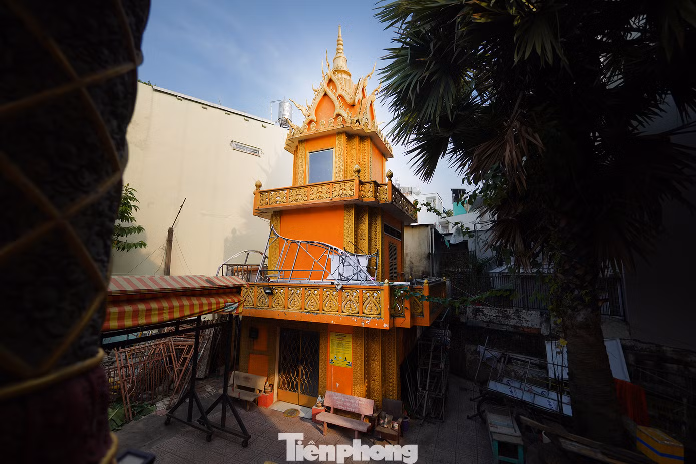 Khu vực tháp nhà vong, hình tượng rắn Naga phủ kín.