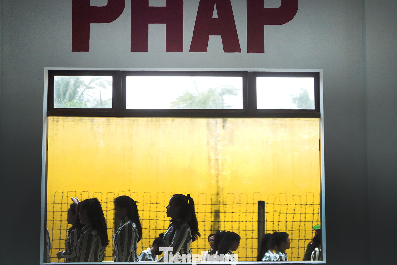 "Tôi trả giá cho sai lầm của mình quá lớn. Vào đây, đêm đêm sau song sắt, tôi thấy sao mình quá hờ hững với cha mẹ, những người thân trong gia đình. Vài năm nữa hoà nhập xã hội, tôi sẽ khắc ghi câu Sống và làm việc theo pháp luật", phạm nhân Q. chìa ra hai hình xăm trên cánh tay chia sẻ trong sự hối hận.