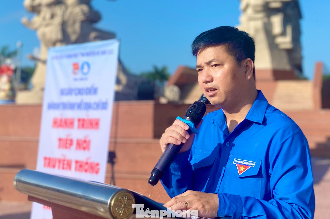 Anh Phạm Văn Hậu - Phó Bí thư Tỉnh Đoàn, Chủ tịch Hội đồng Đội tỉnh ôn lại truyền thống.