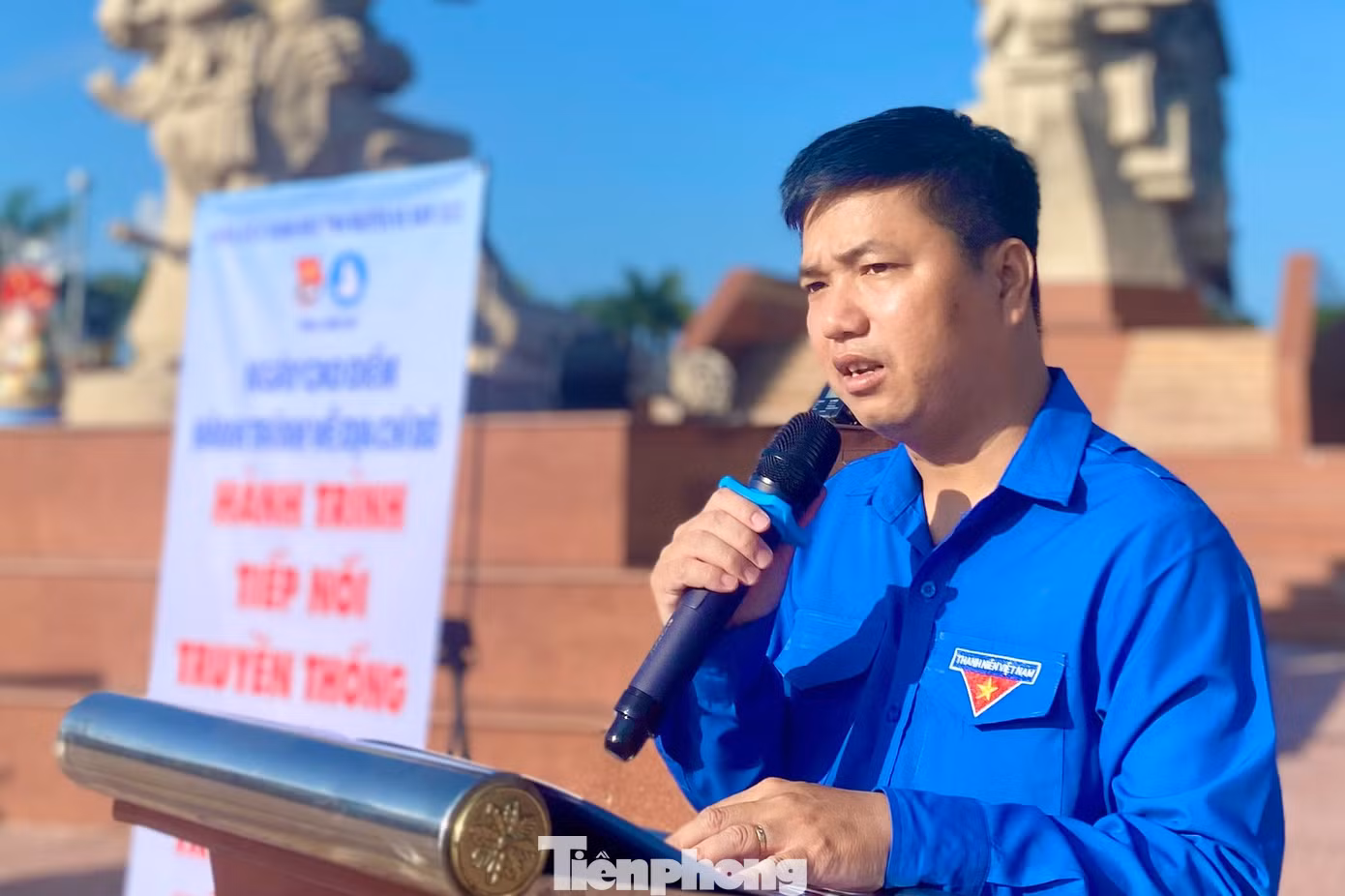 Anh Phạm Văn Hậu - Phó Bí thư Tỉnh Đoàn, Chủ tịch Hội đồng Đội tỉnh ôn lại truyền thống.