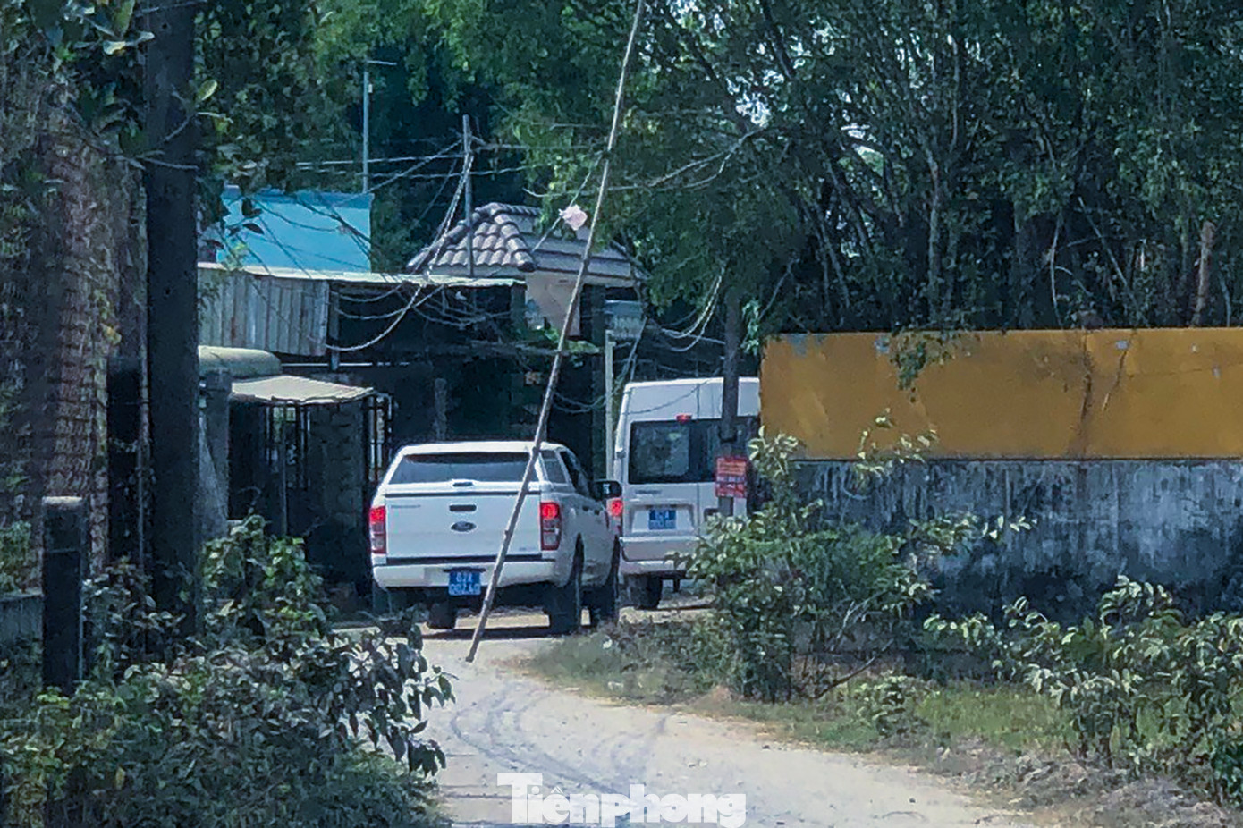 Hết ngày, lực lượng lượng Công an vẫn chưa làm việc xong, phía ngoài, cổng khóa kín. Hết ngày, lực lượng lượng Công an vẫn chưa làm việc xong, phía ngoài, cổng khóa kín.