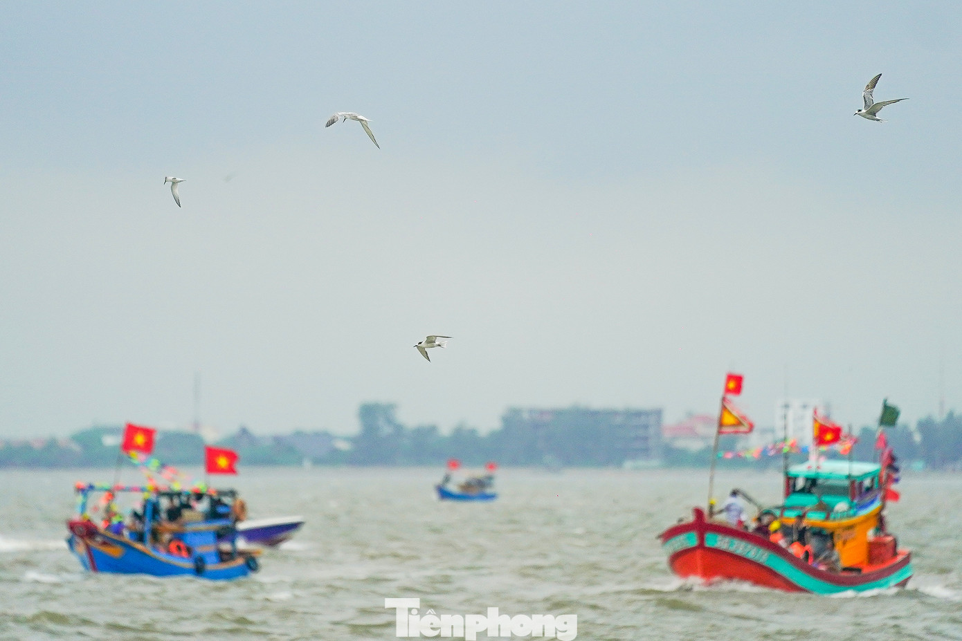 Trên đường quay về, các tàu ngư dân thường mong muốn chạy sát để chạm vào ghe Nghinh Ông lấy may mắn nhưng đều được tổ an ninh chốt chặn, phát loa cảnh báo, không cho tiếp cận.