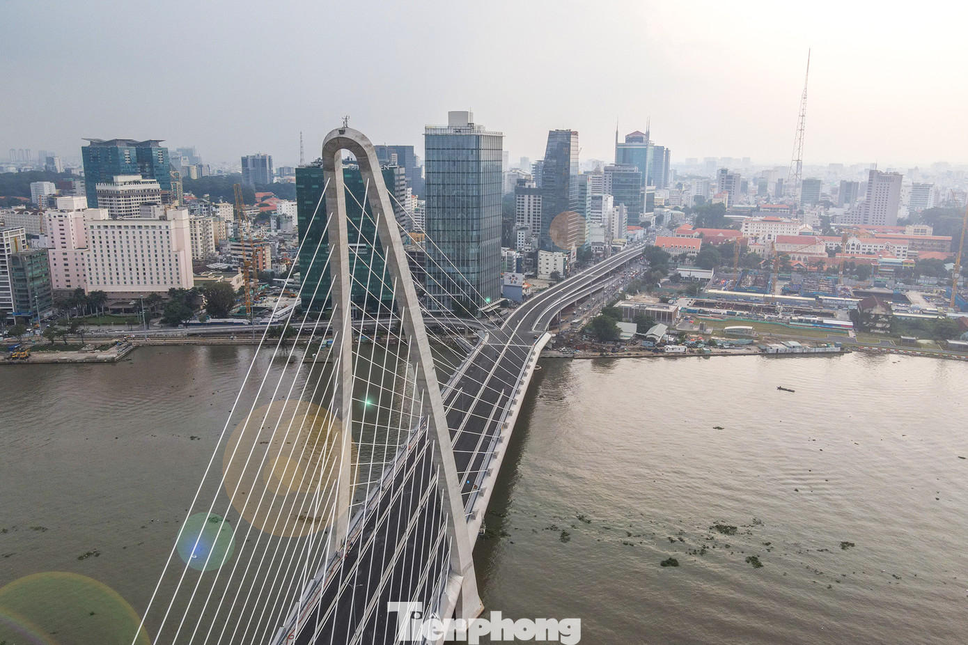 Phát biểu tại lễ thông xe ngày 28/4/2022, ông Phan Văn Mãi - Chủ tịch UBND TPHCM cho biết, cầu Thủ Thiêm 2 là một công trình hạ tầng giao thông quan trọng, góp phần tiếp thêm động lực phát triển cho khu đô thị (KĐT) sáng tạo, tương tác cao phía đông thành phố và cũng là điểm nhấn kiến trúc trong tổng thể cảnh quan sông Sài Gòn. Phát biểu tại lễ thông xe ngày 28/4/2022, ông Phan Văn Mãi - Chủ tịch UBND TPHCM cho biết, cầu Thủ Thiêm 2 là một công trình hạ tầng giao thông quan trọng, góp phần tiếp thêm động lực phát triển cho khu đô thị (KĐT) sáng tạo, tương tác cao phía đông thành phố và cũng là điểm nhấn kiến trúc trong tổng thể cảnh quan sông Sài Gòn.