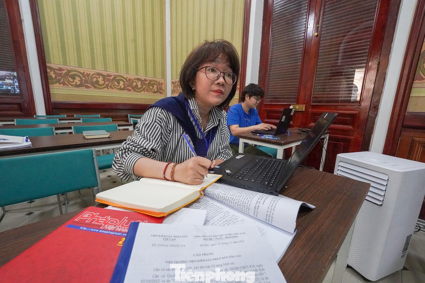 Phóng viên tác nghiệp được hỗ trợ máy tính, tự chuẩn bị giấy bút và không được mang điện thoại di động vào trong khu vực toà án.