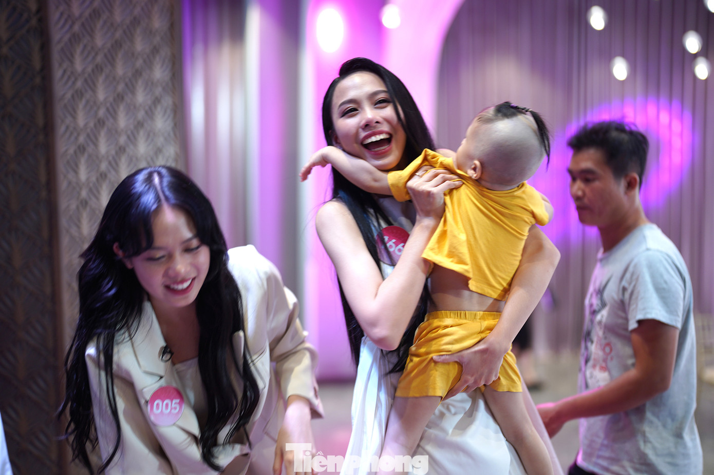 Ngoài thể hiện khả năng cần có của một beauty queen là kỹ năng catwalk, bản lĩnh trước ống kính, tài năng... Ngọc Hằng còn ghi điểm khi thể hiện hình ảnh người đẹp nhân ái. Ở phần thi nhằm tìm ra cô gái có lòng trắc ẩn, Á hậu Ngọc Hằng và Hoa hậu Thanh Thủy gây ấn tượng khi kêu gọi từ thiện cho Mái ấm Chúc Từ.