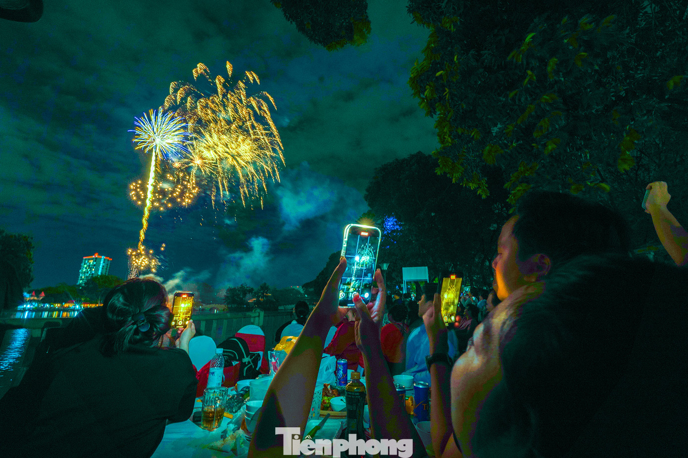 Mỗi quả pháo hoa nổ tung trong trong tiếng reo hò, vỗ tay của mọi người