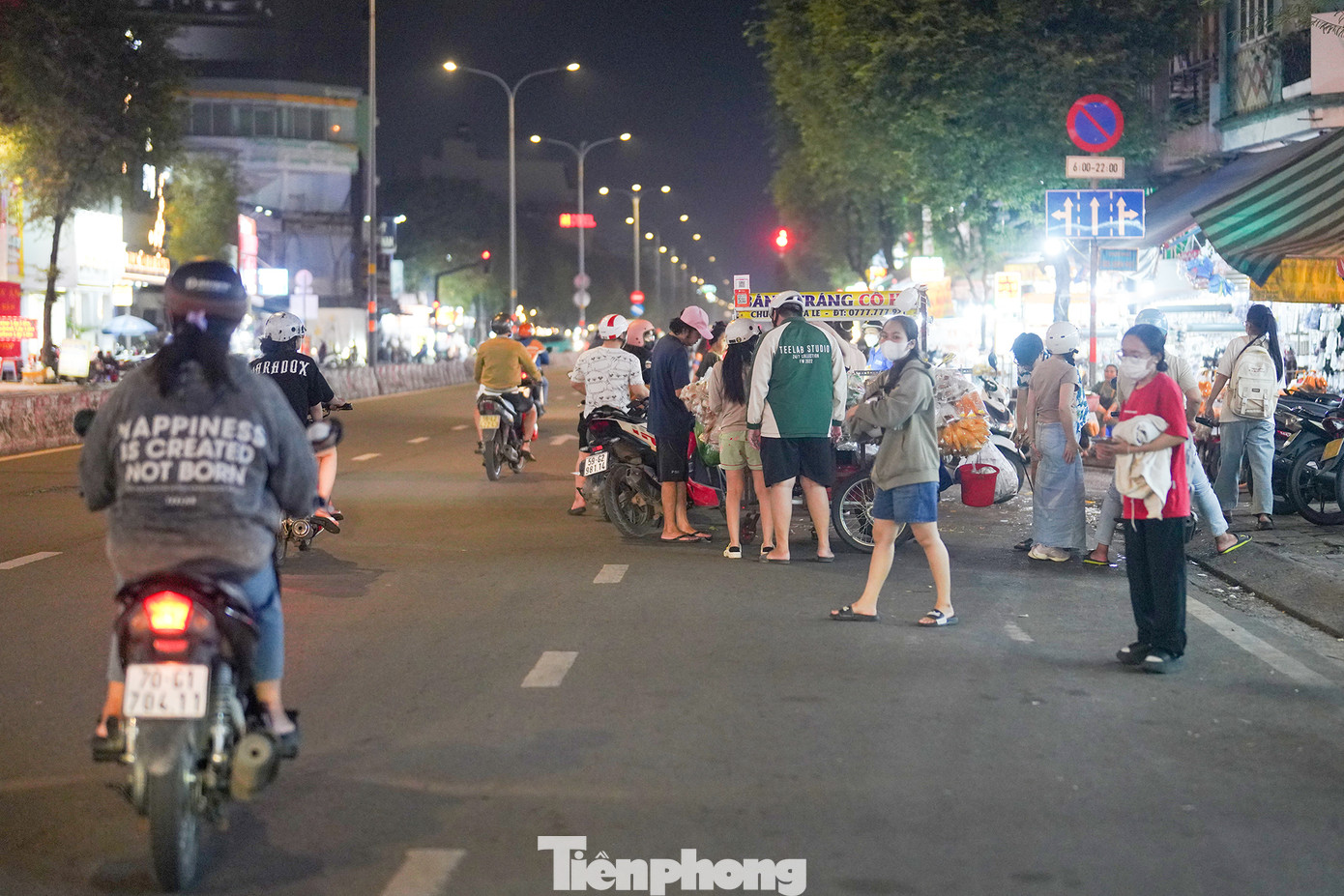 Người đi bộ đi buộc phải bước xuống lòng đường lưu thông cùng các phương tiện khi qua những đoạn vỉa hè bị lấn chiếm.