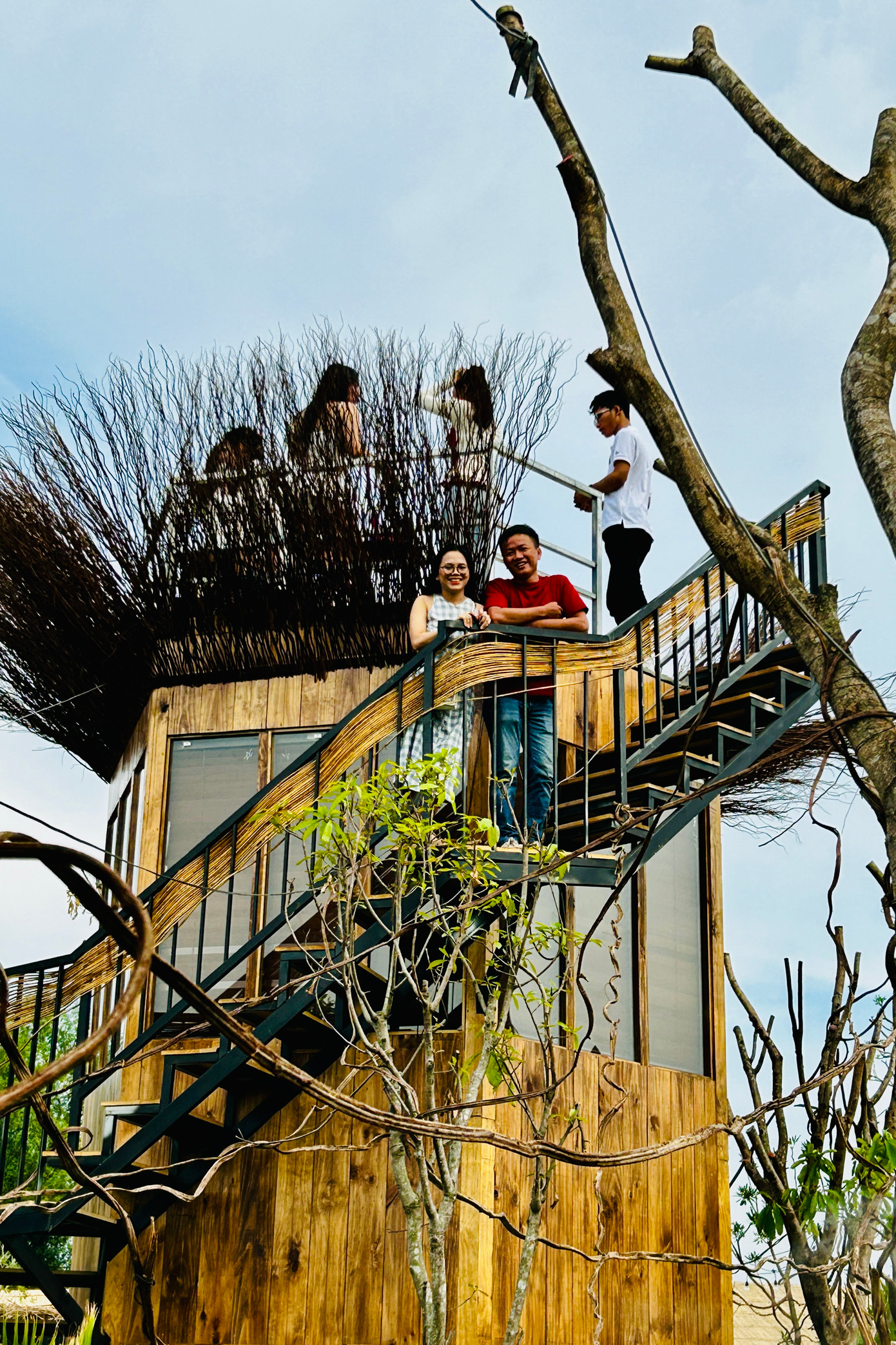 Từ trên cao, du khách có thể nhìn rõ những lối đi xuyên rừng với phông nền phía sau là toàn cảnh trung tâm TPHCM. Một số du khách cũng khá tiếc không mang máy ảnh cơ vào vì giá phụ thu đến 200.000 đồng để có thể chụp những bức ảnh chất lượng.