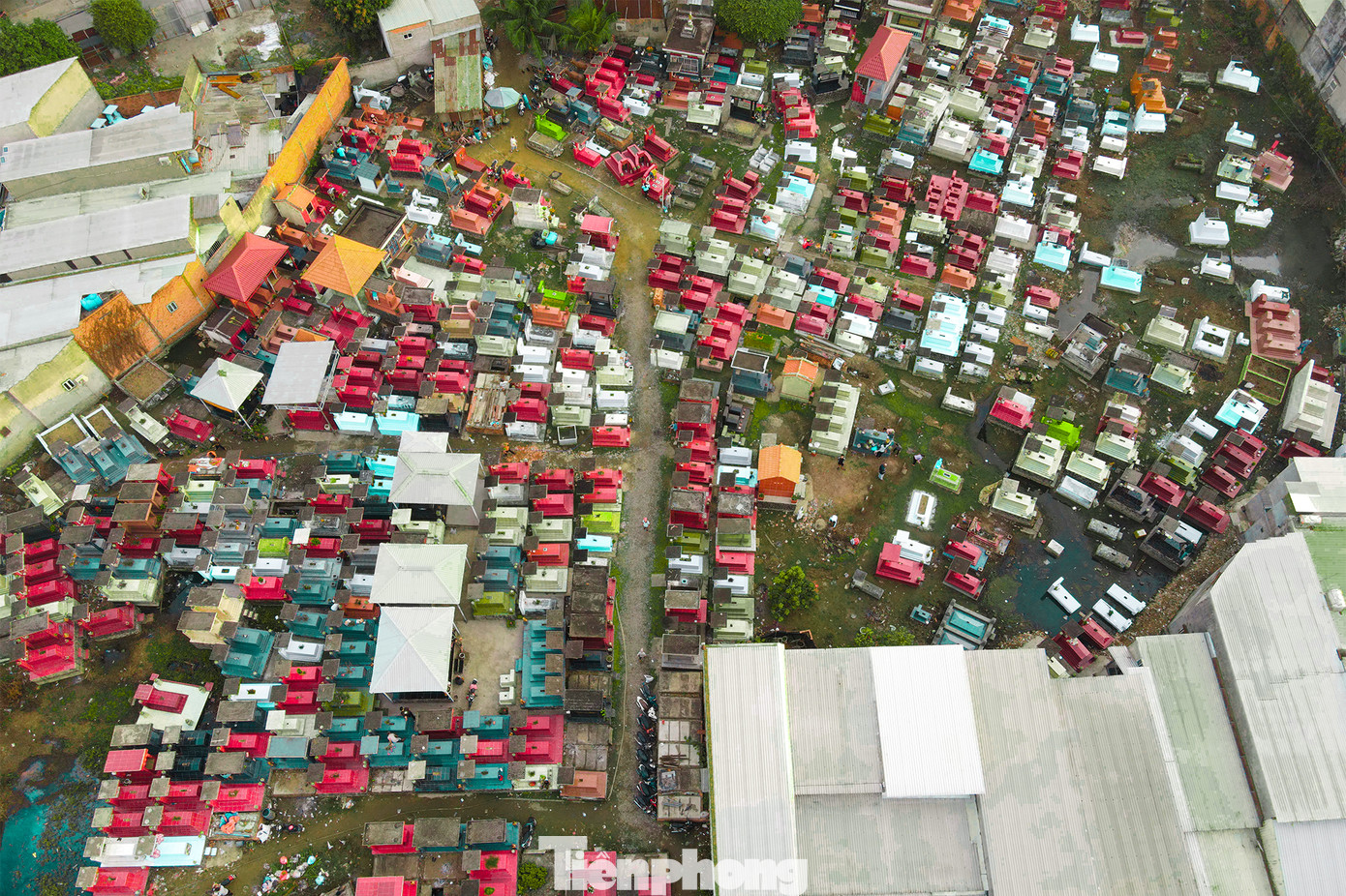 Cứ vào những ngày giáp Tết, đặc biệt là từ 20 tháng chạp, các gia đình lại chuẩn bị đồ cúng, nhang đèn đi tảo mộ người thân. Tảo mộ hay còn được gọi là chạp mả, là lau chùi, quét dọn sửa sang lại phần mộ của người đã khuất trước Tết. Sau khi dọn dẹp sạch sẽ, con cháu đem hương hoa, lễ vật đến thắp hương mời ông bà tổ tiên về nhà ăn Tết cùng gia đình. Trong ảnh là khu mộ thuộc phường Tân Tạo (quận Bình Tân, TPHCM). Cứ vào những ngày giáp Tết, đặc biệt là từ 20 tháng chạp, các gia đình lại chuẩn bị đồ cúng, nhang đèn đi tảo mộ người thân. Tảo mộ hay còn được gọi là chạp mả, là lau chùi, quét dọn sửa sang lại phần mộ của người đã khuất trước Tết. Sau khi dọn dẹp sạch sẽ, con cháu đem hương hoa, lễ vật đến thắp hương mời ông bà tổ tiên về nhà ăn Tết cùng gia đình. Trong ảnh là khu mộ thuộc phường Tân Tạo (quận Bình Tân, TPHCM).