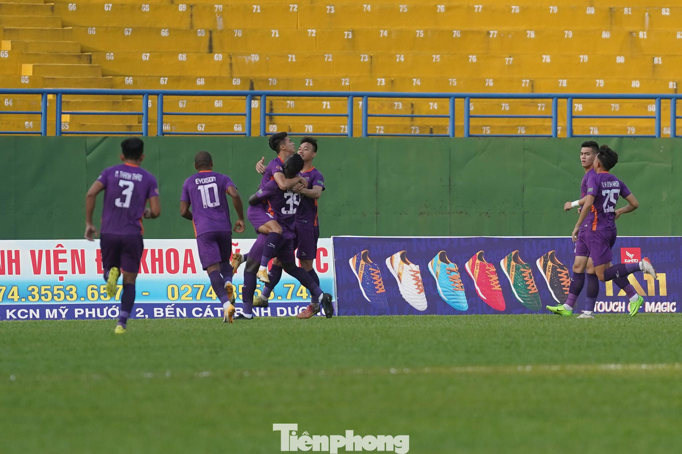 Chỉ vài phút sau khi bị thủng lưới, đội chủ nhà đã san bằng được tỷ số. Từ chấm đá phạt chếch bên cánh trái, Duy Khánh treo bóng vừa vặn để Việt Cường đánh đầu chuẩn xác tung lưới Hải Phòng.