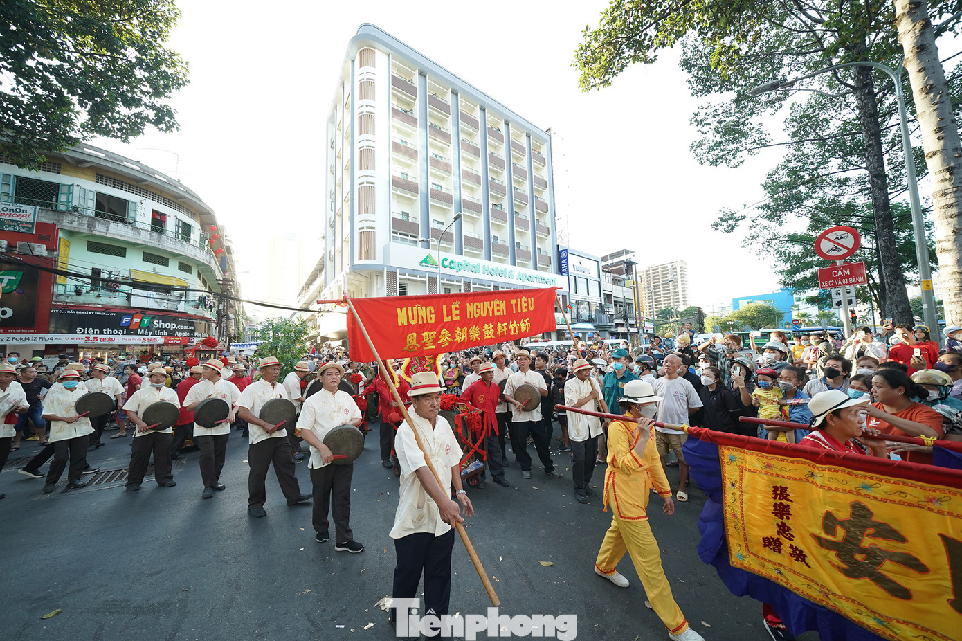 Ở cuối đường Châu Văn Liêm, đoàn diễu hành rẽ phải vào đường Lão Tử để đi ngang Ôn Lăng.