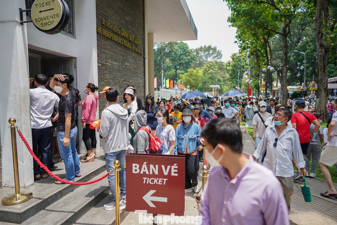 Theo ghi nhận của phóng viên Tiền Phong, bên ngoài cổng di tích Dinh Độc Lập (quận 1), khu vực đường Lê Duẩn - Nam Kỳ Khởi Nghĩa có rất đông người dân và du khách đứng xếp hàng để chờ mua vé. Khu vực cổng chính có hàng trăm người “đội nắng” chờ tới lượt để vào tham quan.