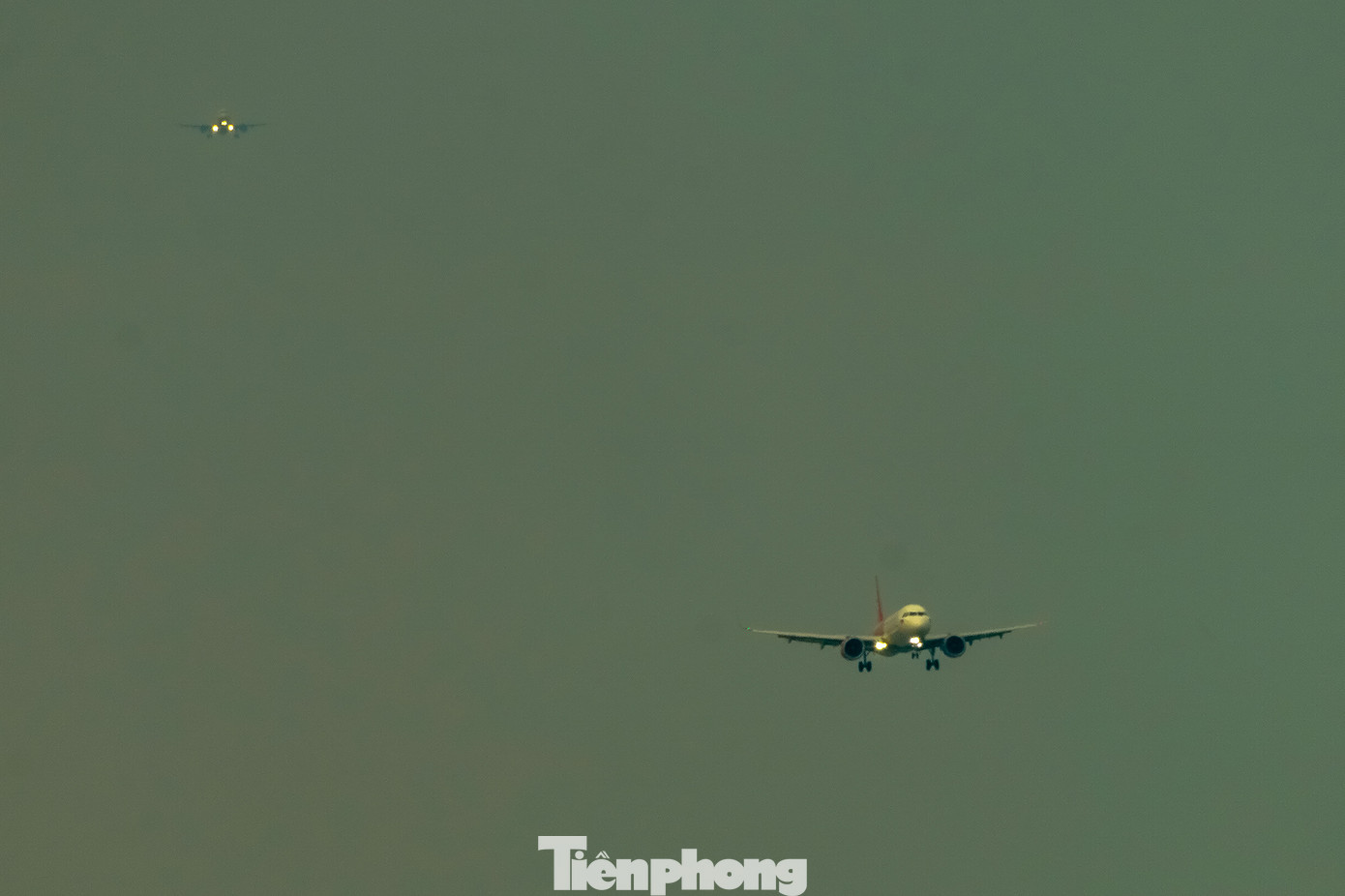 "Lần đầu tiên tôi thấy cảnh xếp hàng hạ cánh như thế này. Tôi thấy khá thú vị với hình ảnh máy bay tấp nập trên không, nhộn nhịp không thua đường bộ", anh Nguyễn Trần Thanh Toại (ngụ quận 3) chia sẻ.