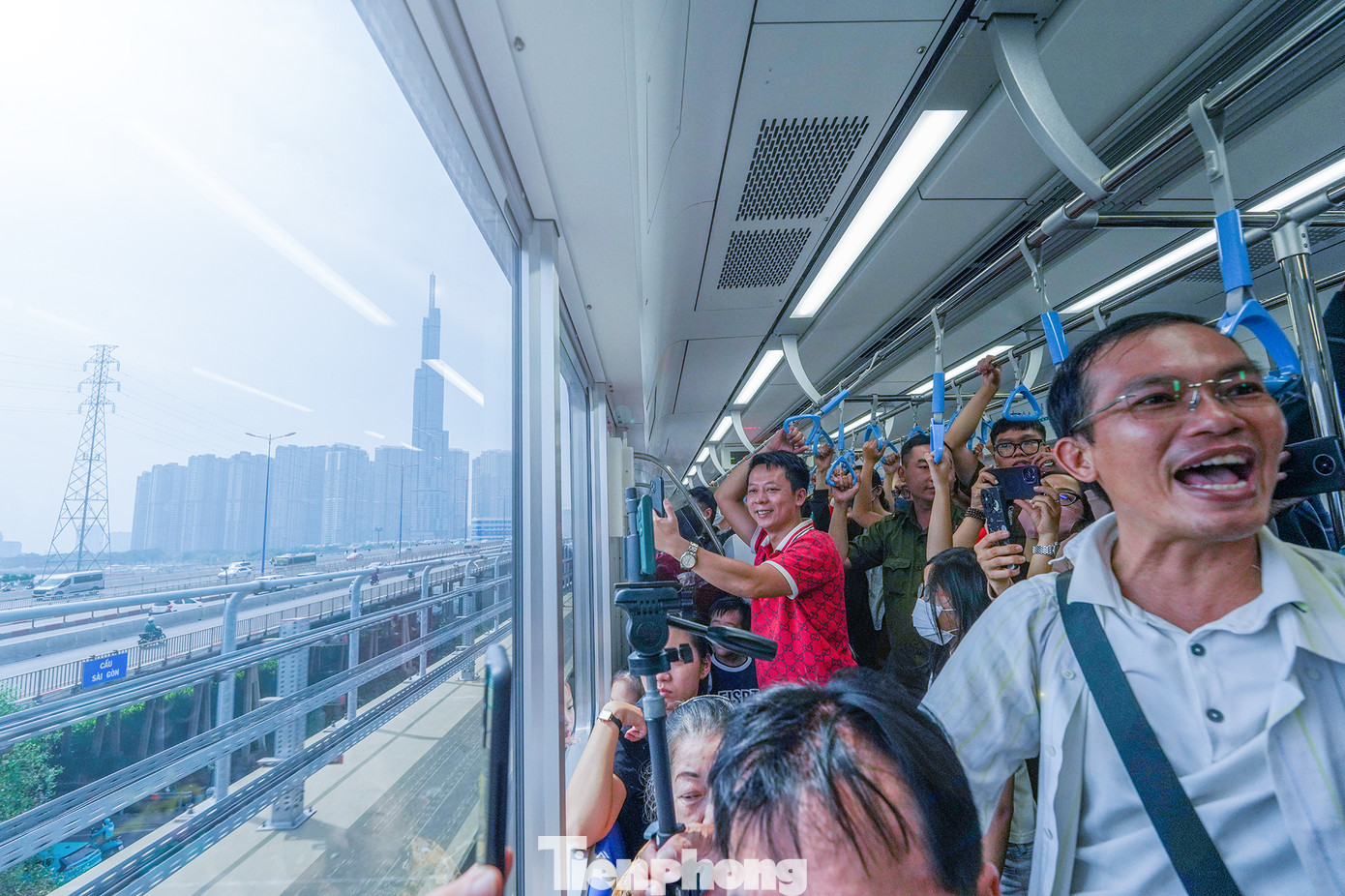 Từng địa điểm tuyến Metro số 1 đi qua đều mang lại cho người dân sự phấn khích khi được ngắm nhìn thành phố từ một công trình thế kỷ. TPHCM đang tiếp tục đầu tư xây dựng các tuyến Metro khác, nhằm hình thành một mạng lưới giao thông công cộng hiện đại, đáp ứng nhu cầu đi lại ngày càng tăng của người dân. Trong tương lai không xa, hệ thống Metro sẽ phủ khắp thành phố, góp phần tạo nên một thành phố thông minh, hiện đại và bền vững.