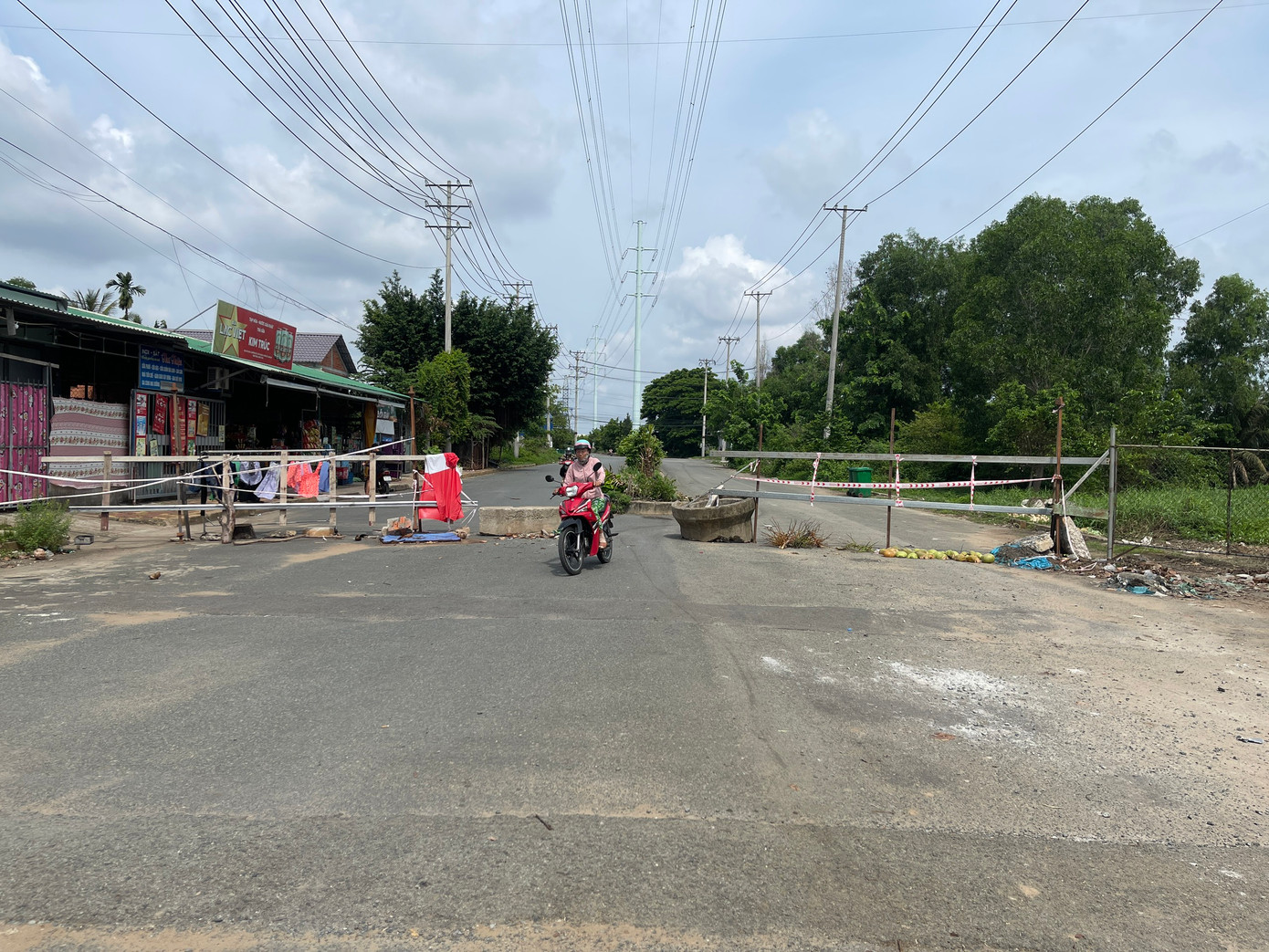 Trước đó, con đường lớn dẫn vào khu di tích Lò Gạch Võ Công Tồn bị chủ đầu tư Khu công nghiệp Phúc Long rào chắn, chỉ chừa lối cho xe máy. Lối đi khác là hẻm 2 (thuộc KP 9, thị trấn Bến Lức) chỉ cho tải trọng 2,5 tấn dẫn vào ấp Lò Gạch, xã Long Hiệp. Trước đó, con đường lớn dẫn vào khu di tích Lò Gạch Võ Công Tồn bị chủ đầu tư Khu công nghiệp Phúc Long rào chắn, chỉ chừa lối cho xe máy. Lối đi khác là hẻm 2 (thuộc KP 9, thị trấn Bến Lức) chỉ cho tải trọng 2,5 tấn dẫn vào ấp Lò Gạch, xã Long Hiệp.