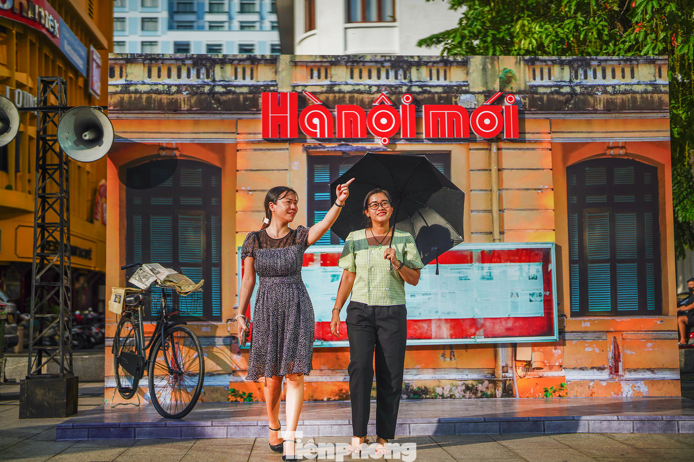 Chị Xuân Mai (áo xanh nhạt), cán bộ Sở Thông tin - Truyền thông TPHCM bị thu hút bởi các góc trưng bày trong triển lãm nên chụp khá nhiều ảnh.