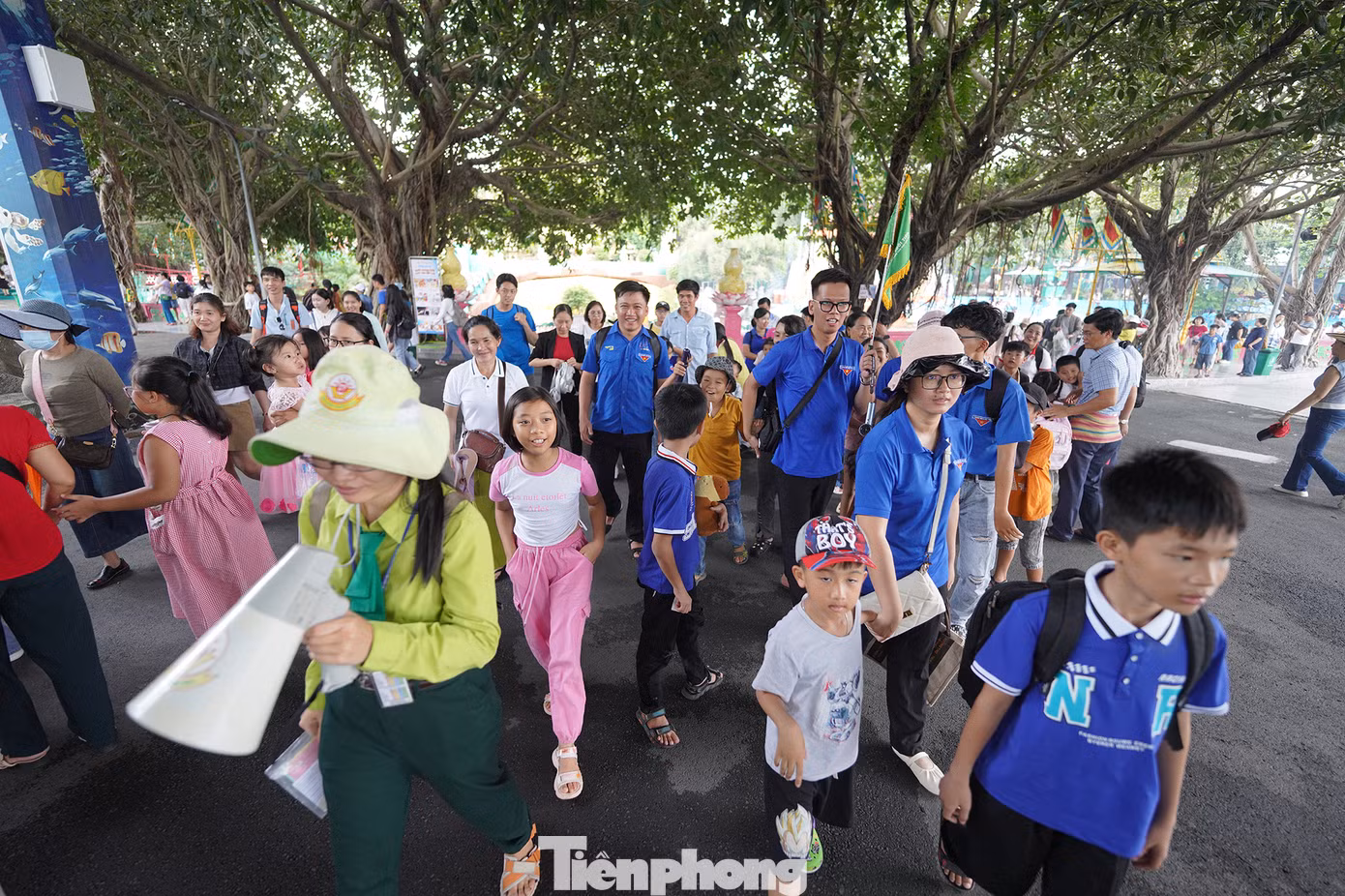 Theo bà Bùi Thị Tố Trinh - Phó Giám đốc Khu du lịch Suối Tiên, đơn vị này sẽ tặng miễn phí 2000 vé miễn phí nhân dịp 2/9. Ngoài ra, du khách còn có thể thưởng thức các chương trình giải trí hiện đại như xiếc Patin, chú hề vui nhộn biểu diễn bong bóng nghệ thuật, đại dương nhạc nước sôi động tại Biển Tiên Đồng. Tất cả đều phục vụ miễn phí, góp phần mang đến cho du khách những trải nghiệm thú vị và đáng nhớ về một kỳ nghỉ trọn vẹn đầy ý nghĩa trong dịp Lễ 2/9 khi đến KDL.