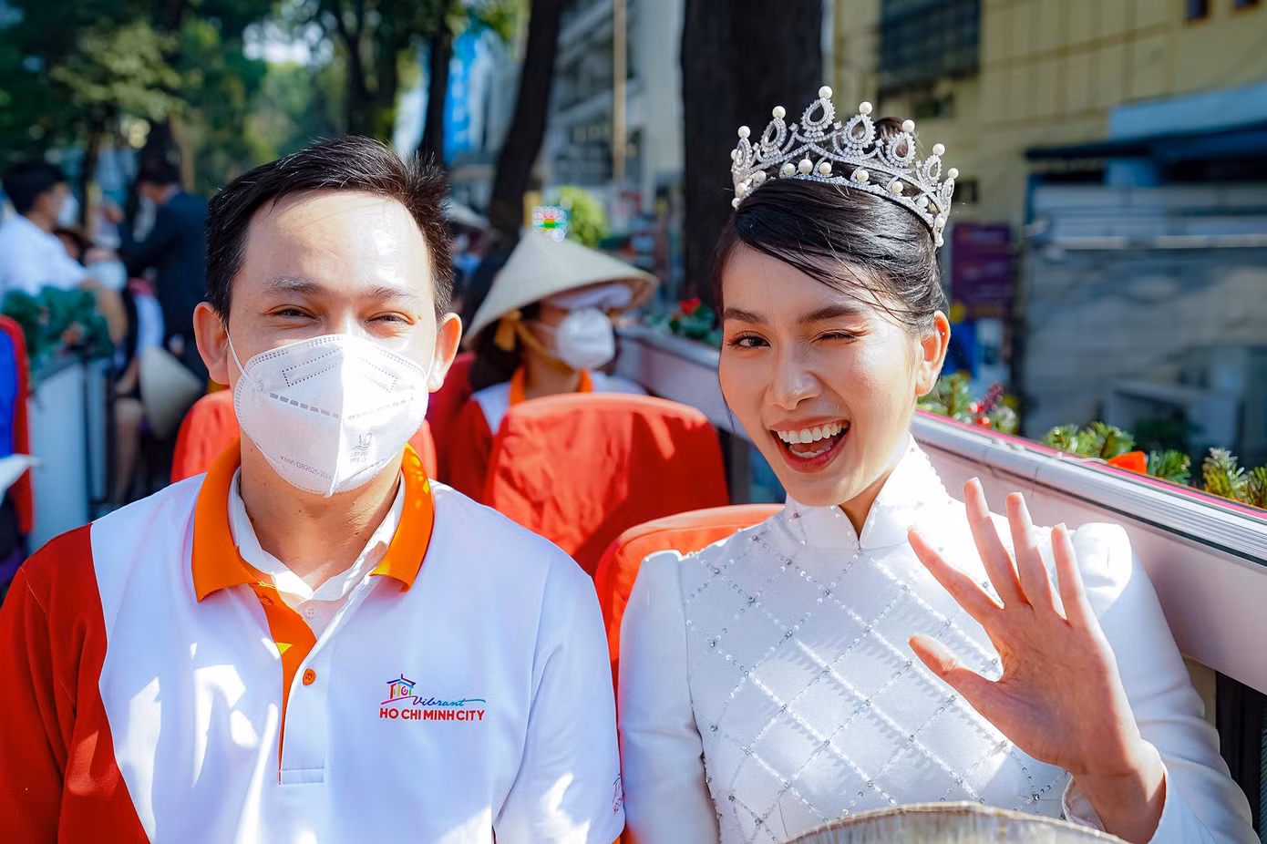 Á hậu tinh nghịch chụp ảnh cùng du khách đi trên xe buýt hai tầng.