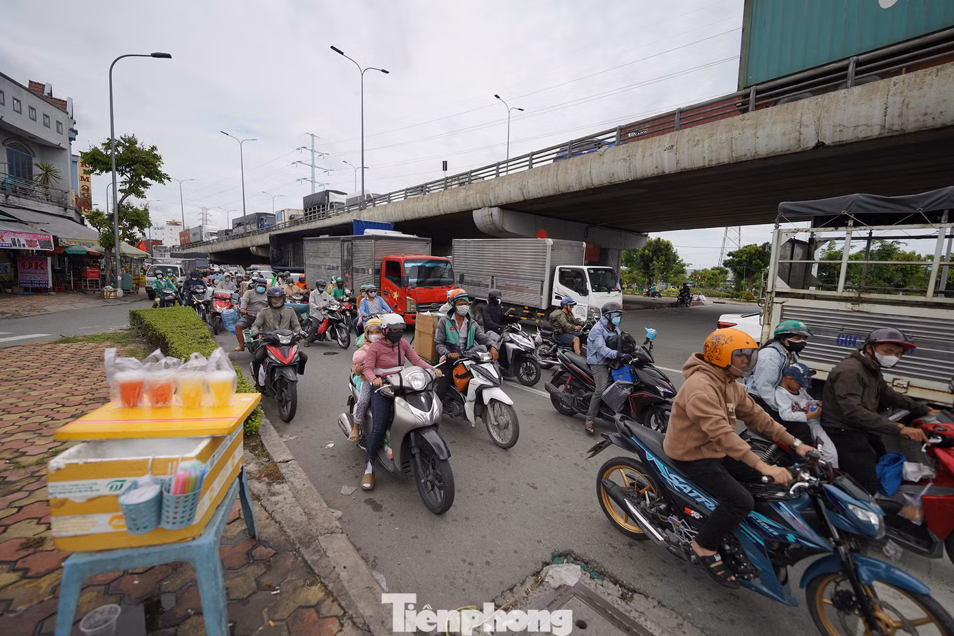 Dòng người vất vả chờ đèn đỏ tại khu vực bên dưới cầu Tân Thới Hiệp. Dòng người vất vả chờ đèn đỏ tại khu vực bên dưới cầu Tân Thới Hiệp.