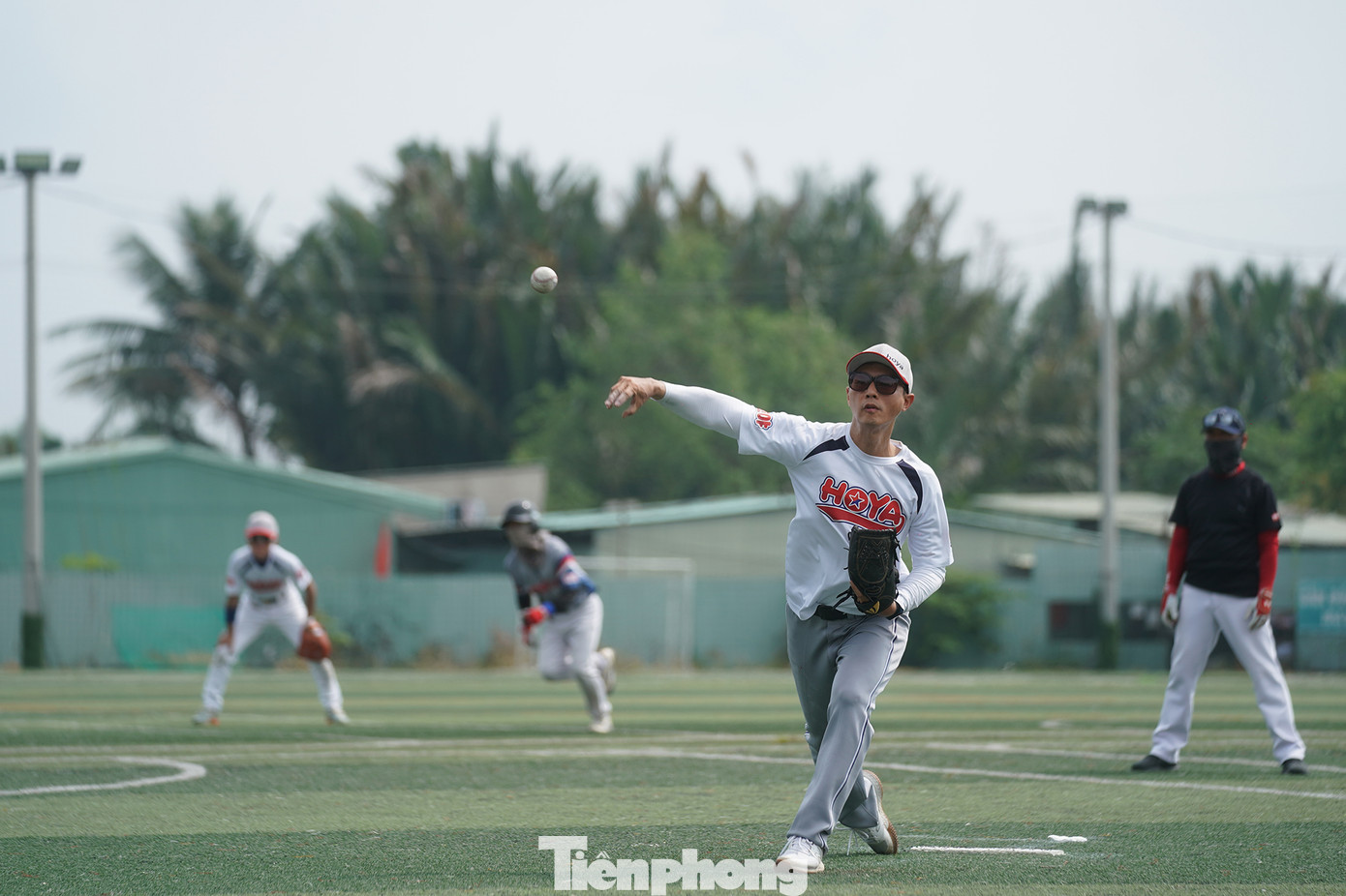 Người ném bóng của đội phòng ngự sẽ cố gắng ném bóng sao cho bóng bay qua người của cầu thủ đánh bóng đội bạn và bay thẳng vào găng của đồng đội mình (cầu thủ bắt bóng). Đây gọi là một cú strike out. Nếu cầu thủ đánh bóng không đỡ được 3 lần thì sẽ bị loại (out).