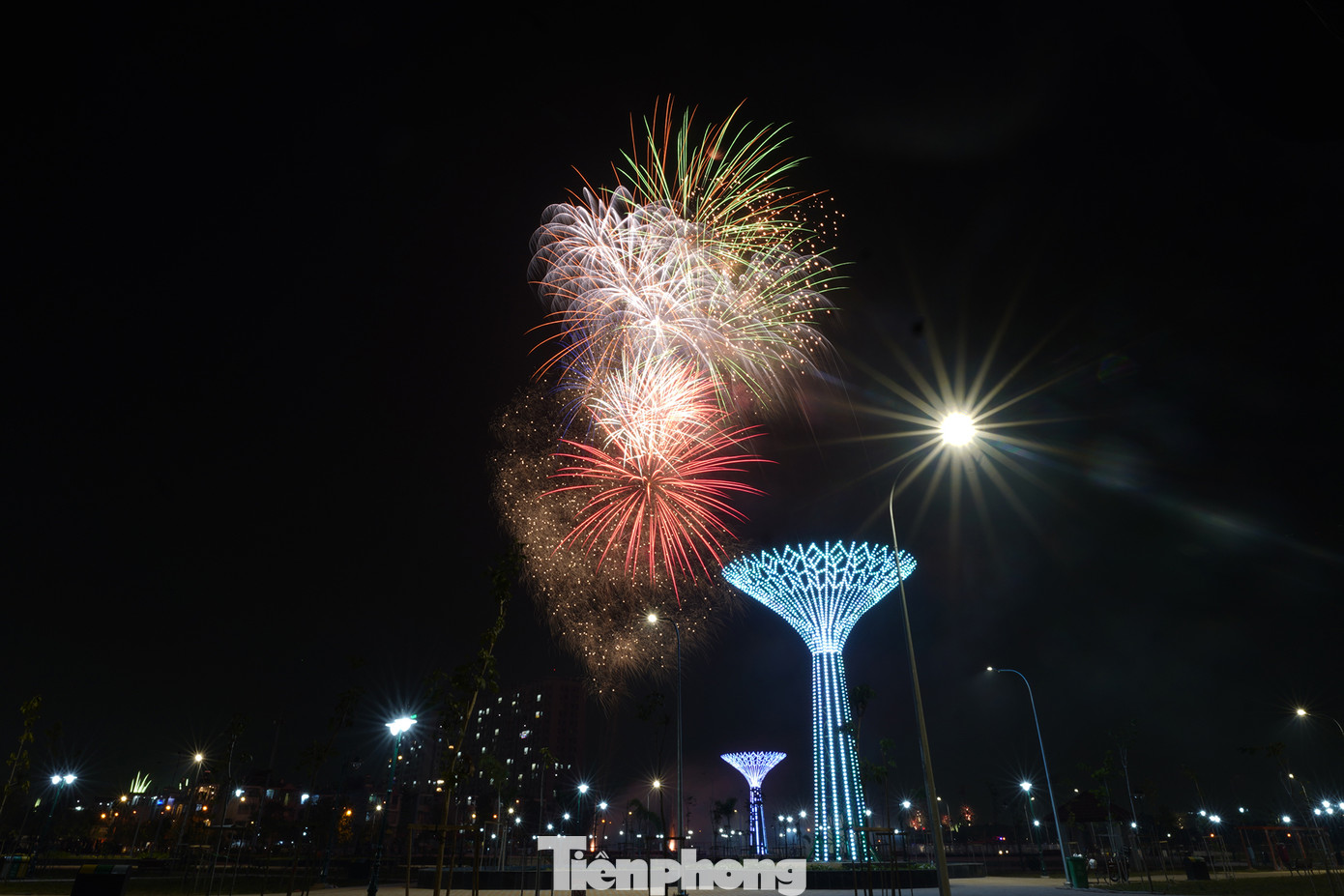 Năm nay, TPHCM có 13 điểm bắn pháo hoa tầm thấp và hai điểm pháo hoa tầm cao. Năm nay, TPHCM có 13 điểm bắn pháo hoa tầm thấp và hai điểm pháo hoa tầm cao.