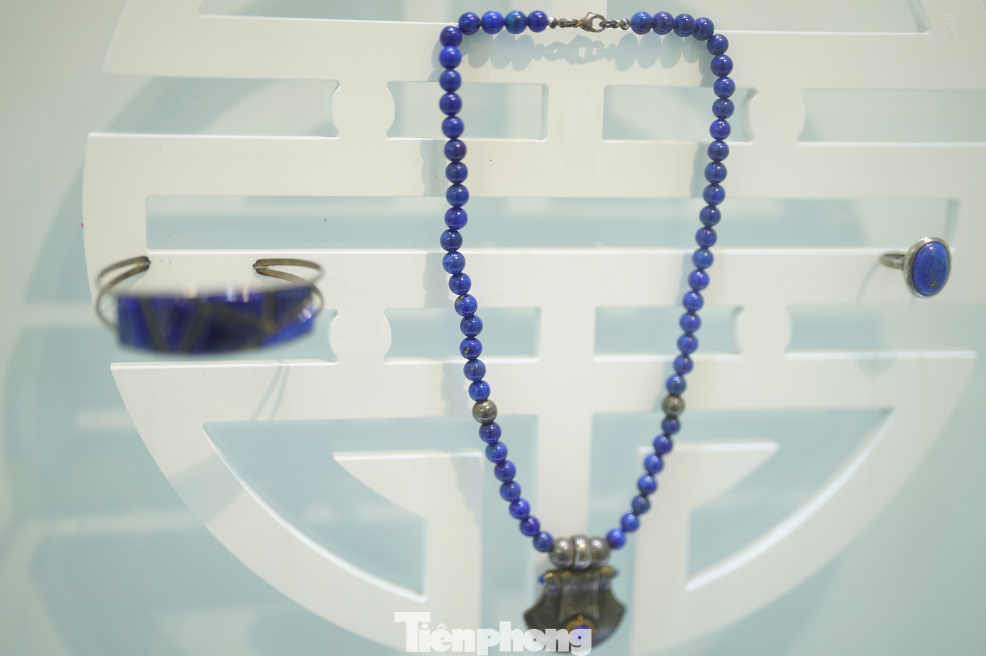 Bộ sưu tập trang sức bằng đá lưu ly của người Hoa thời Nguyễn cực hiếm. Ông Đỗ Hùng cho biết thêm: “Bảo tàng Trang sức 54 dân tộc Việt Nam ra đời với các hiện vật gốc và trang sức có niên đại hơn 2.500 năm trước đến thế kỷ 20 của 54 dân tộc Việt Nam. Mục đích là giới thiệu, phản ánh 54 sắc thái văn hóa đan xen, sống động, mỹ lệ và đa dạng hội tụ của các dân tộc Việt Nam với bạn bè quốc tế”.