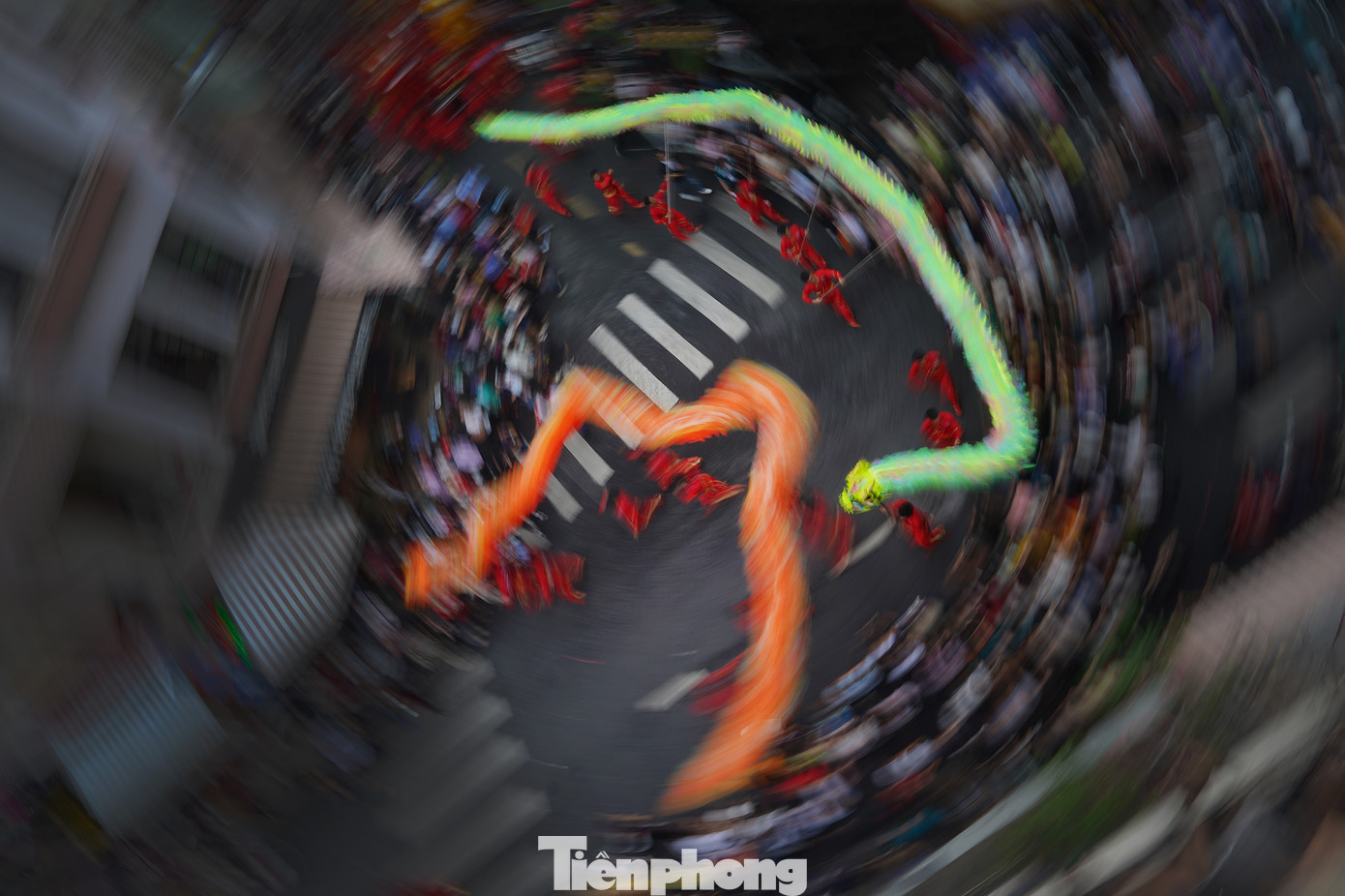 Bên cạnh các nghi lễ, các hoạt động trong Tết Nguyên tiêu thể hiện tính cộng đồng đặc trưng của đồng bào dân tộc Hoa như biểu diễn ca kịch truyền thống, Lân - Sư - Rồng, đấu đèn, đốt đèn, thưởng thức ẩm thực truyền thống, diễu hành nghệ thuật đường phố…