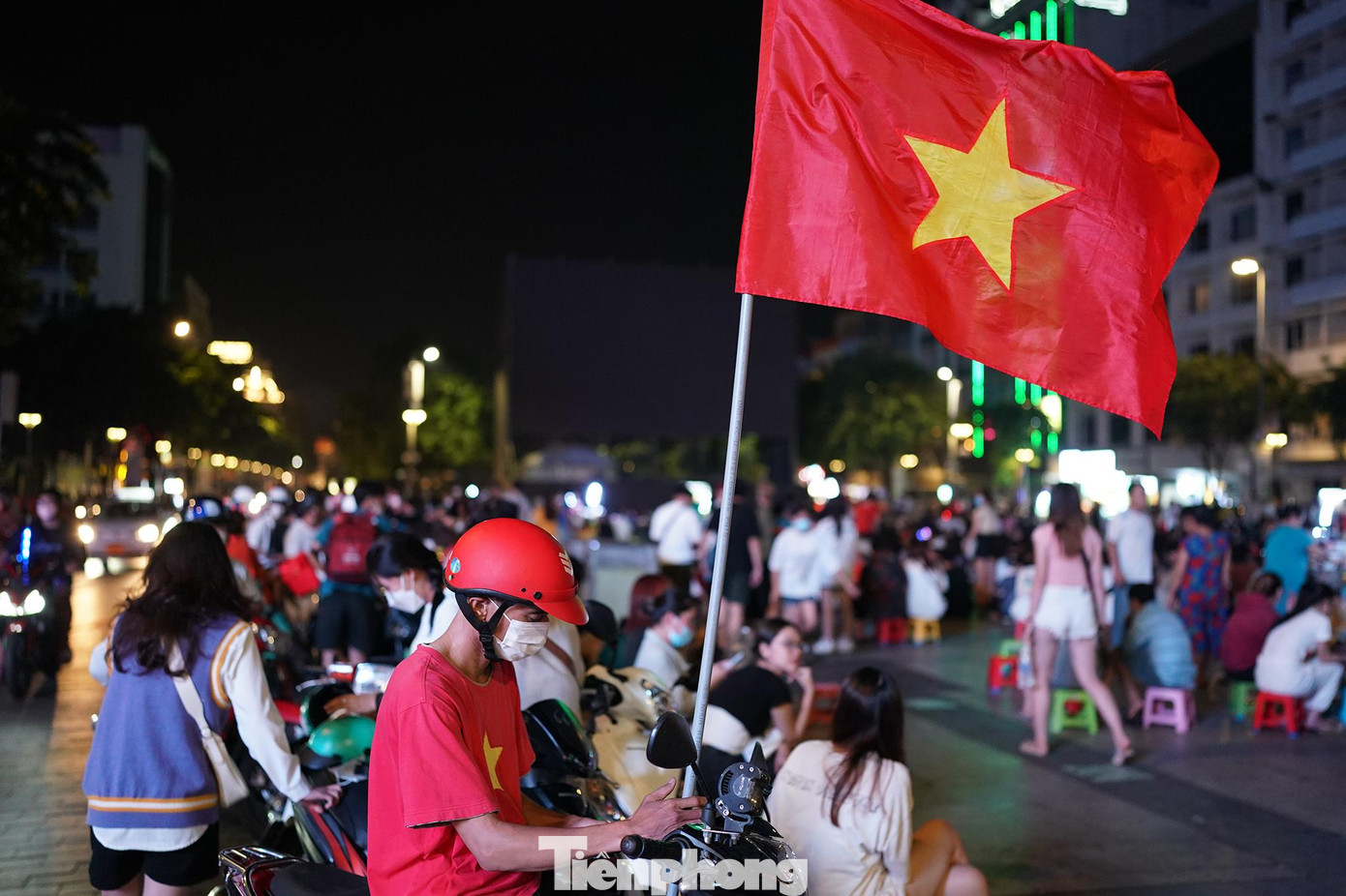 Hụt hẫng khi biết không có kế hoạch trực tiếp trận U23 Việt Nam gặp U23 Saudi Arabia, một số người lầm lũi dọn cờ phướn ra về.