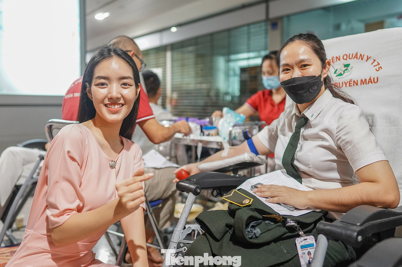 Bạn Trần Lê Mai Chi đến động viên nhân viên an ninh sân bay tham gia hiến máu trong sự kiện. Bạn Trần Lê Mai Chi đến động viên nhân viên an ninh sân bay tham gia hiến máu trong sự kiện.