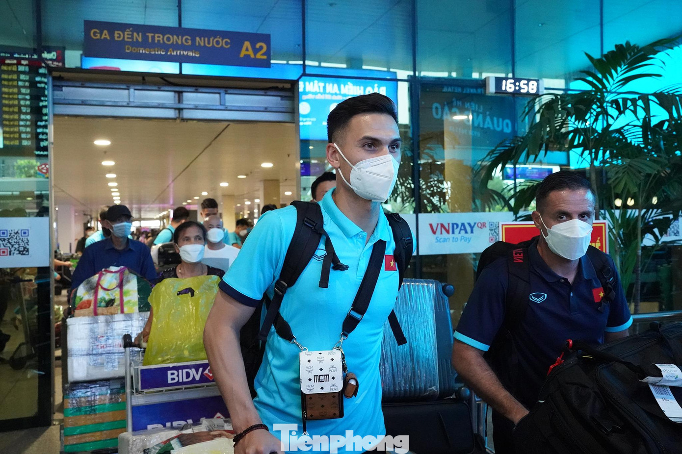 Adriano Schmidt sinh năm 1994, cao 1m85, mang hai dòng máu Việt - Đức. Khi còn ở nước ngoài, Adriano Schmidt có thời gian tập luyện và thi đấu cho các CLB Ingolstadt 04, VfB Eichstatt, FC Gerolfing hay Schwabmünchen của Đức. Hàng thủ của tuyển Việt Nam đang gặp vấn đề về nhân sự khi vắng Duy Mạnh, trong khi Đình Trọng đang chưa bình phục chấn thương. Adriano Schmidt sinh năm 1994, cao 1m85, mang hai dòng máu Việt - Đức. Khi còn ở nước ngoài, Adriano Schmidt có thời gian tập luyện và thi đấu cho các CLB Ingolstadt 04, VfB Eichstatt, FC Gerolfing hay Schwabmünchen của Đức. Hàng thủ của tuyển Việt Nam đang gặp vấn đề về nhân sự khi vắng Duy Mạnh, trong khi Đình Trọng đang chưa bình phục chấn thương.