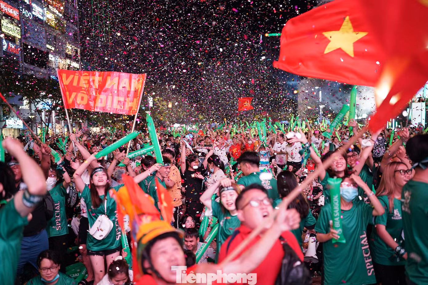 Bùi Hoàng Việt Anh sút phạt đền ghi bàn cho U23 Việt Nam đã làm cho niềm vui của người hâm mộ nhân ba.