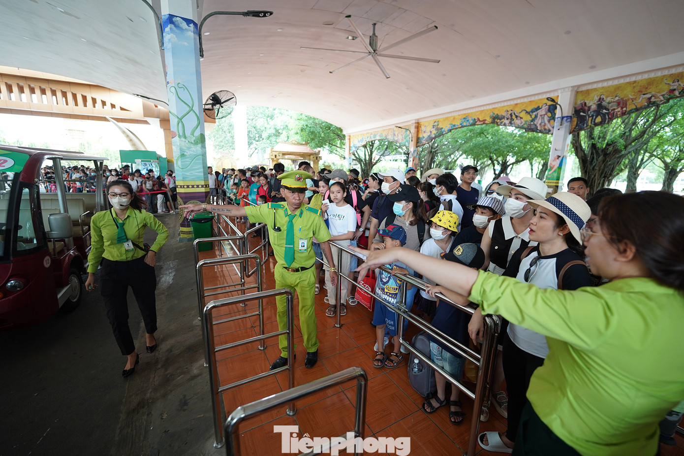 Nhiều nhân viên tại KDL này vất vả phân luồng, điều phối xe điện taxi xoay vòng liên tục.