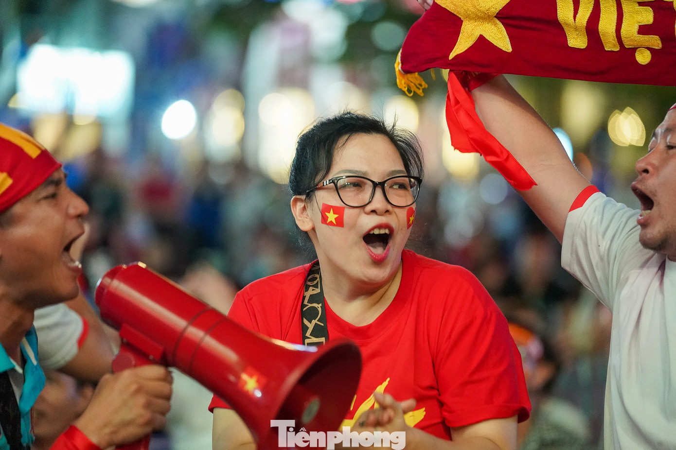 Phút 76, từ pha tấn công nhanh bên cánh phải, Thanh Nhã khống chế bóng trong tầm chân cầu thủ áo trắng, thoát xuống vòng cấm rồi lốp bóng rất tinh tế ghi siêu phẩm. Chị Linh và các bạn hò reo trong sung sướng.