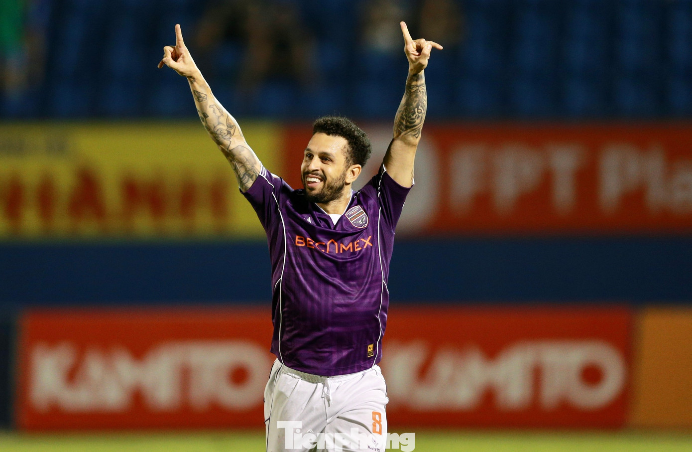 Phút 79, trọng tài thổi phạt đền cho Bình Dương sau khi check VAR và trên chấm 11m, Wellington đánh lừa Lê Giang để nâng tỷ số lên 3-0 cho đội chủ nhà.