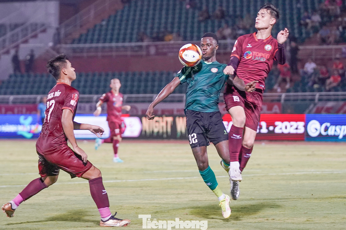 Hòa 1-1 với Bình Định, CLB TPHCM có 4 điểm sau 6 trận, tránh được vị trí cuối bảng. Vị trí này vẫn đang thuộc về SHB Đà Nẵng, đội mới có 3 điểm. Còn với đội Bình Định, họ có 10 điểm, cách đội đầu bảng CLB Hà Nội 4 điểm. Hòa 1-1 với Bình Định, CLB TPHCM có 4 điểm sau 6 trận, tránh được vị trí cuối bảng. Vị trí này vẫn đang thuộc về SHB Đà Nẵng, đội mới có 3 điểm. Còn với đội Bình Định, họ có 10 điểm, cách đội đầu bảng CLB Hà Nội 4 điểm.