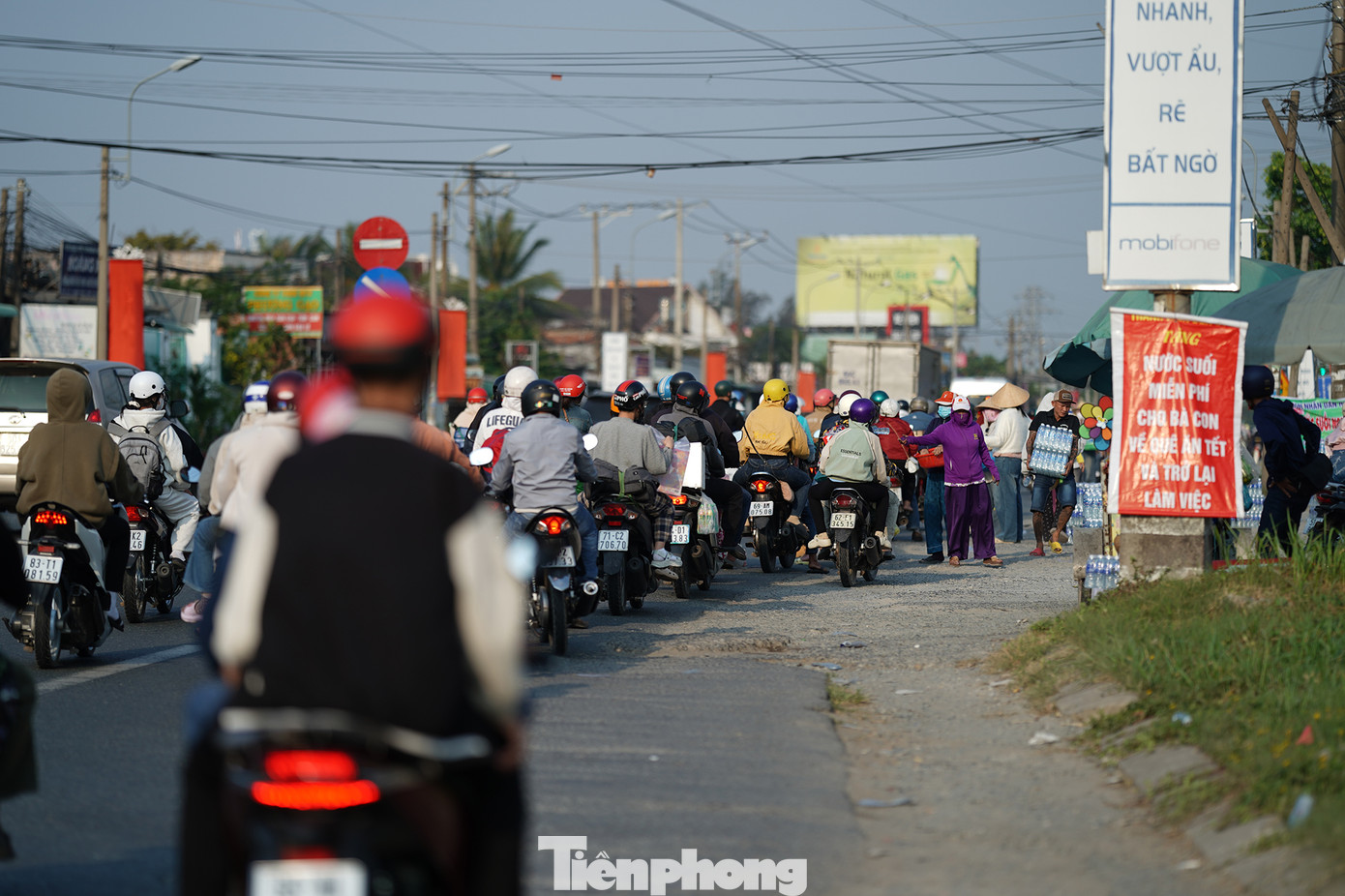 Tấm biển thông báo tặng nước suối miễn phí nhanh chóng thu hút mọi người. Đây là việc làm vô cùng ý nghĩa, giúp người đi đường giảm bớt phần nào sự mệt mỏi, đặc biệt là trong thời tiết nóng bức sau Tết.