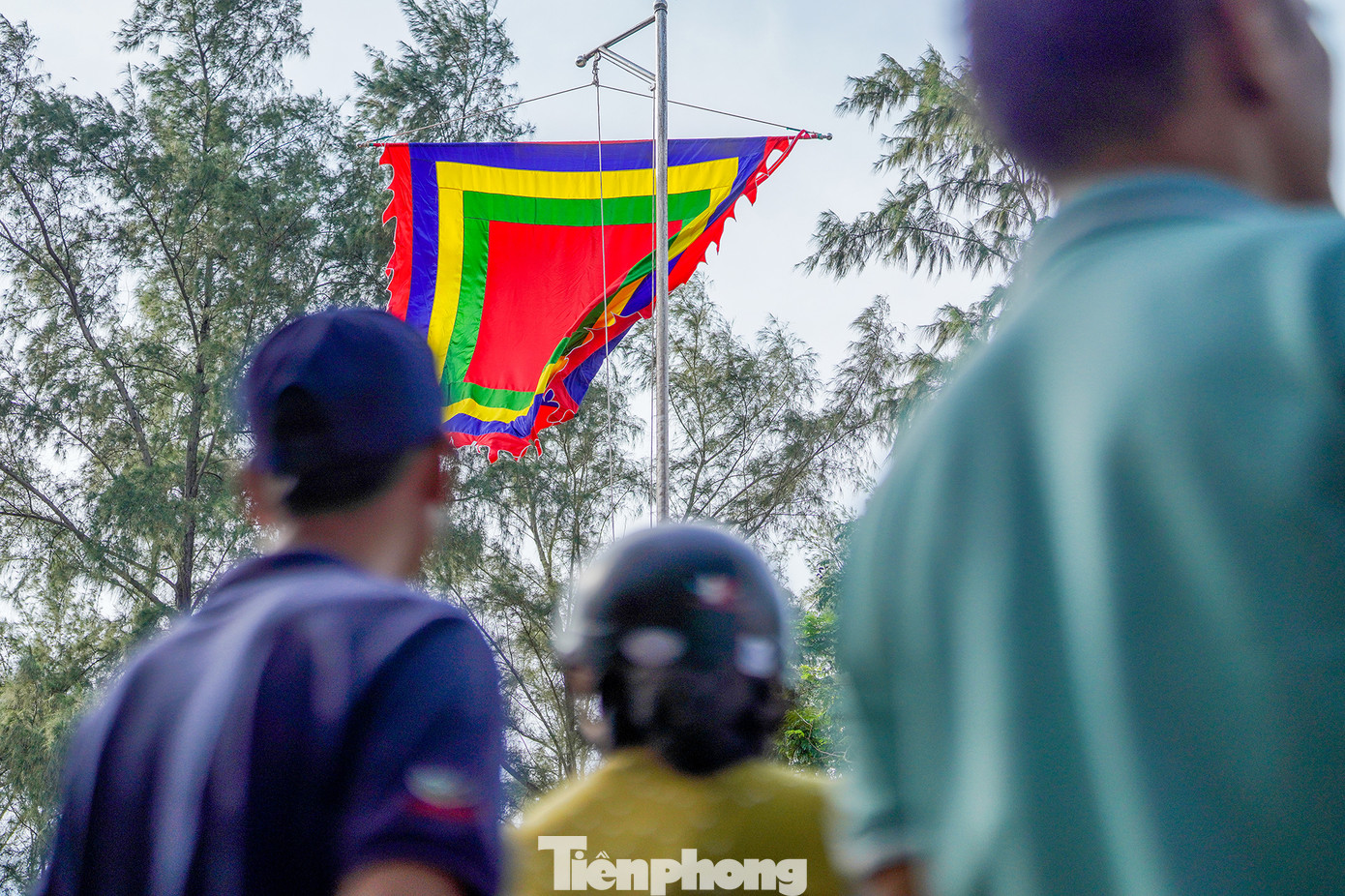 Ban tế tự Hội Vạn Lạch thị trấn Cần Thạnh thực hiện các nghi thức thượng đại kỳ trước sự chứng kiến của hàng ngàn ngư dân với mong muốn một mùa biển mới bình yên, an lành.