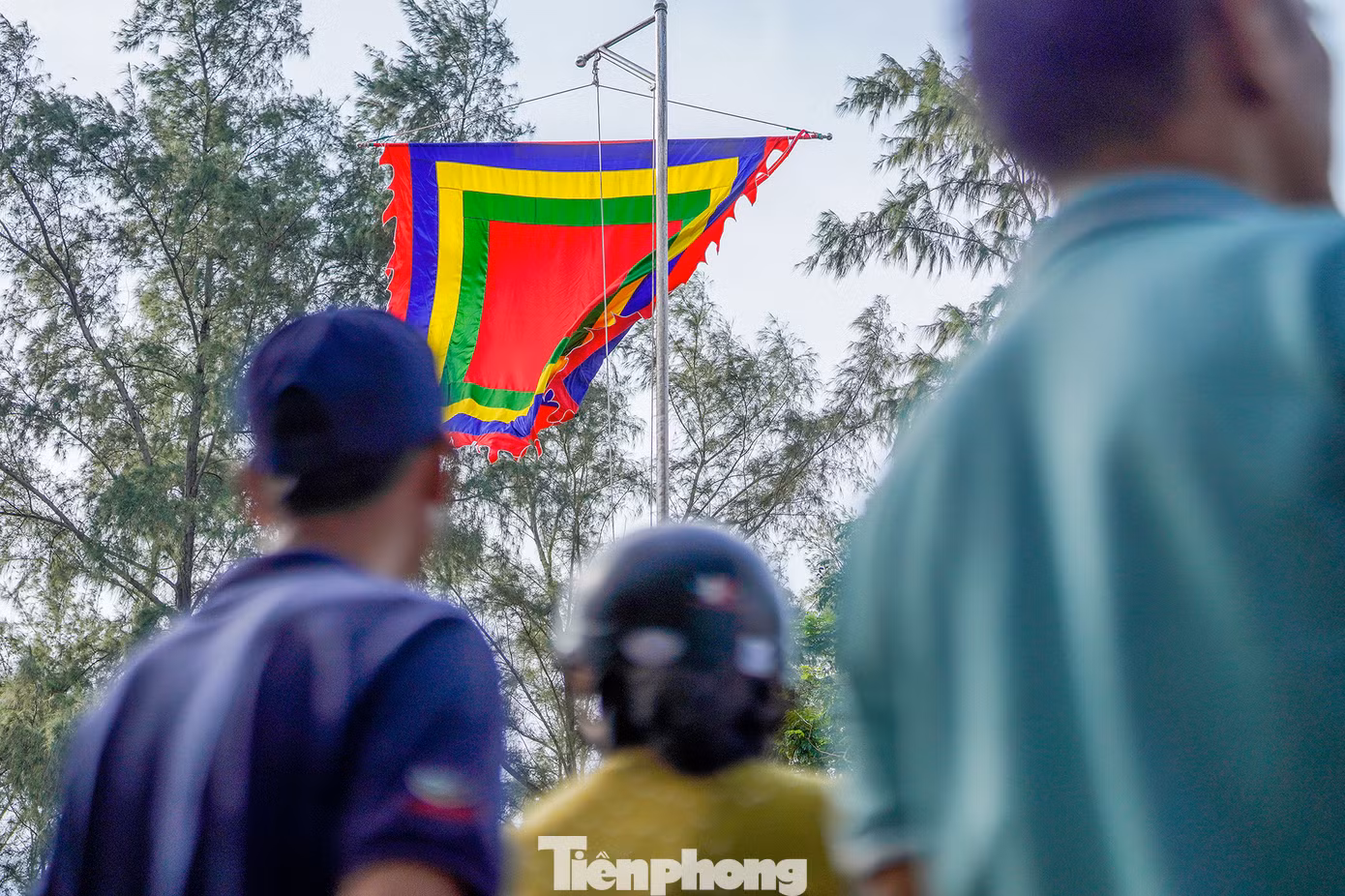 Ban tế tự Hội Vạn Lạch thị trấn Cần Thạnh thực hiện các nghi thức thượng đại kỳ trước sự chứng kiến của hàng ngàn ngư dân với mong muốn một mùa biển mới bình yên, an lành.