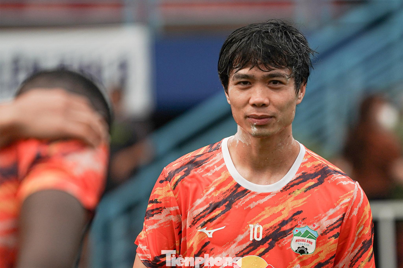 Tiền đạo Công Phượng bế con trai Mito cùng vợ Tô Ngọc Viên Minh đưa con về TPHCM. Sau khi kết hôn tháng 11/2020, cặp đôi xây nhà và ở lại phố núi để Công Phượng tiện tập luyện và thi đấu. Sắp tới, tiền đạo 27 tuổi cùng HAGL thi đấu khoảng nửa tháng ở TPHCM, nên quyết định đưa vợ con về nhà ngoại.