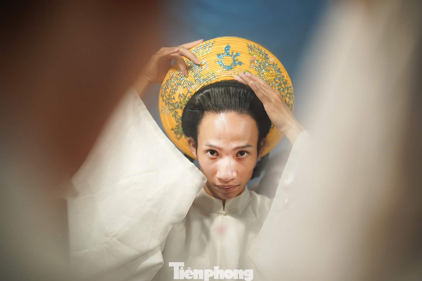 Về việc tạo hình như một người nữ, Hạ Nắng chia sẻ: "Nhiều người cũng bảo tôi sao có tạo hình lạ và dị như vậy. Với tôi, mọi người nói tôi dị là đúng, nhưng tôi không phân biệt. Khi bước lên sân khấu, tôi luôn nghĩ bên cạnh một ngoại hình đặc biệt thì cần phải có sự nghiêm túc trong làm nghề và tố chất. Tuy trong tà áo cổ phục, đầu đội mấn hay cài trâm nhưng vào vai tướng là phải diễn cho ra tướng, vào vai quan thì cố gắng ra chất quan, đào phải ra đào, kép phải cố làm sao cho ra kép”.