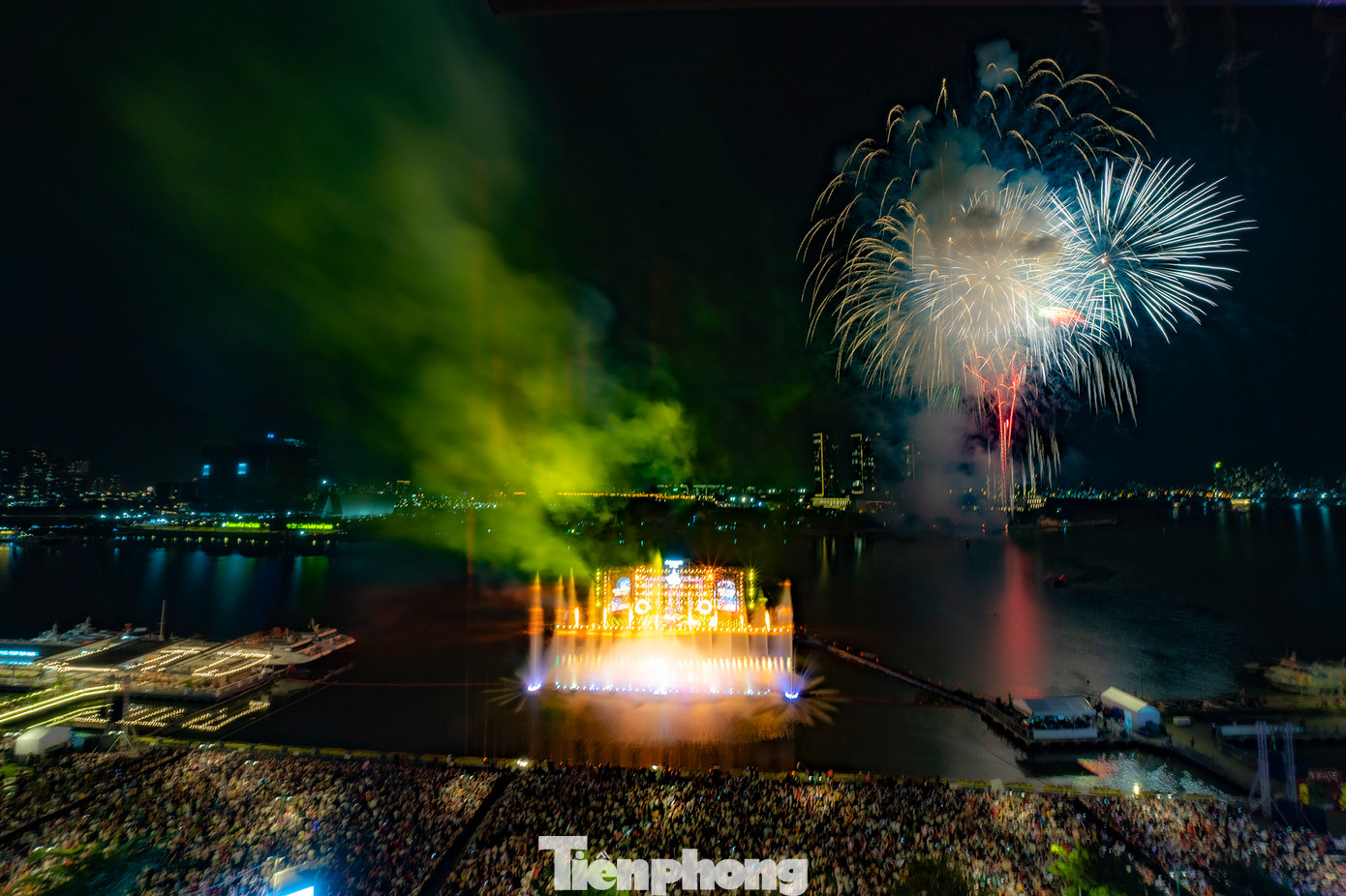Từ trung tâm TPHCM, du khách hướng mắt về TP. Thủ Đức thưởng thức pháo hoa.