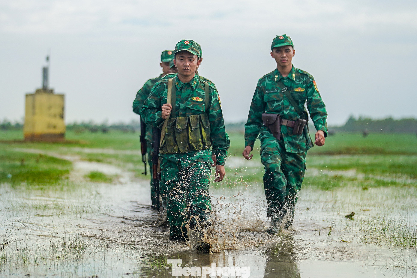 Theo Đội trưởng Huỳnh Quang Khởi của đội Vũ trang tuần tra cột mốc biên giới, tại mỗi cột mốc, đội Vũ trang đều thực hiện nghi thức chào cột mốc nghiêm trang. Địa hình không thuận lợi nhưng các chiến sĩ trẻ luôn nêu cao tinh thần giữ vững biên giới quốc gia, vượt mọi khó khăn, gian khổ hoàn thành nhiệm vụ thiêng liêng.