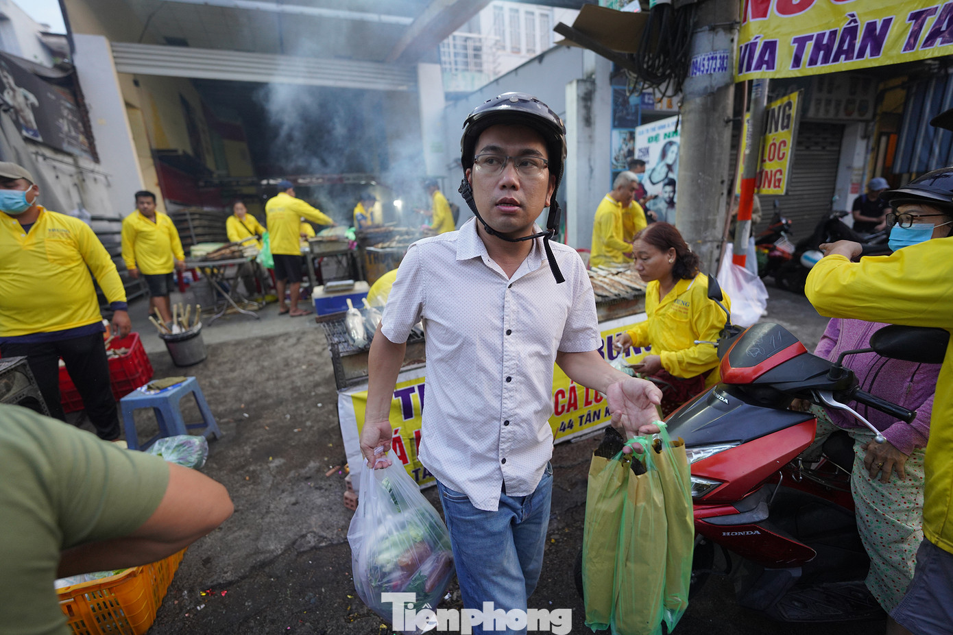 Mùng 10 tháng Giêng là ngày vía Thần Tài, nơi đây là điểm đến để người dân chọn mua những con cá lóc to được các thợ nướng chế biến ra món nướng cùng với mía. Nhiều khách hàng đến đây mua cho cả người thân, hàng xóm.